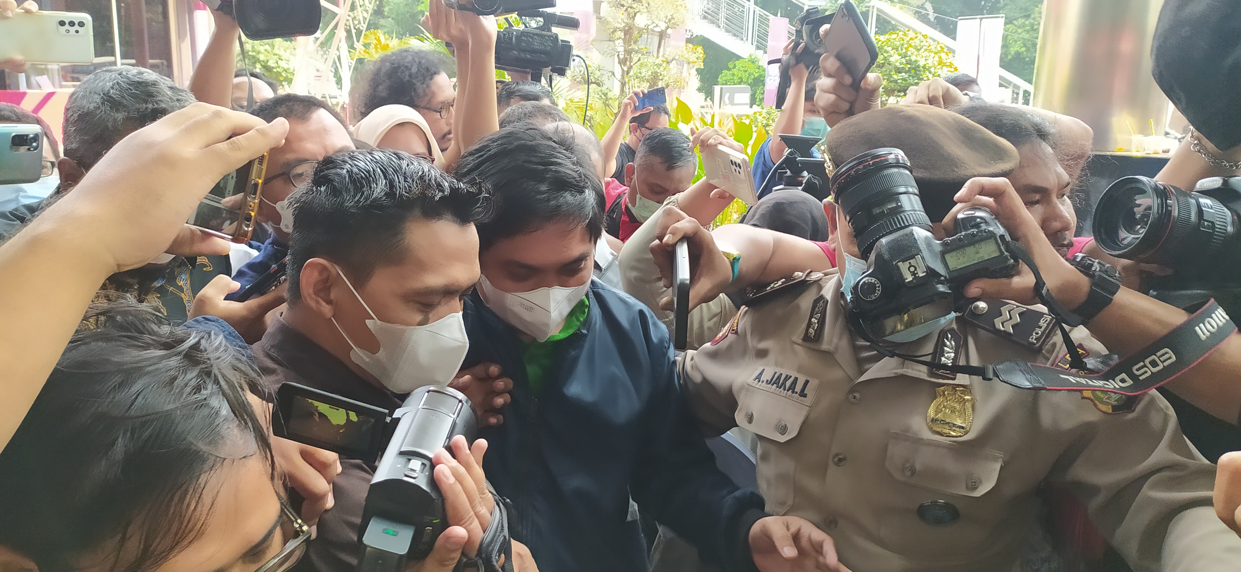 Mardani H Maming saat menyerahkan diri ke Gedung KPK