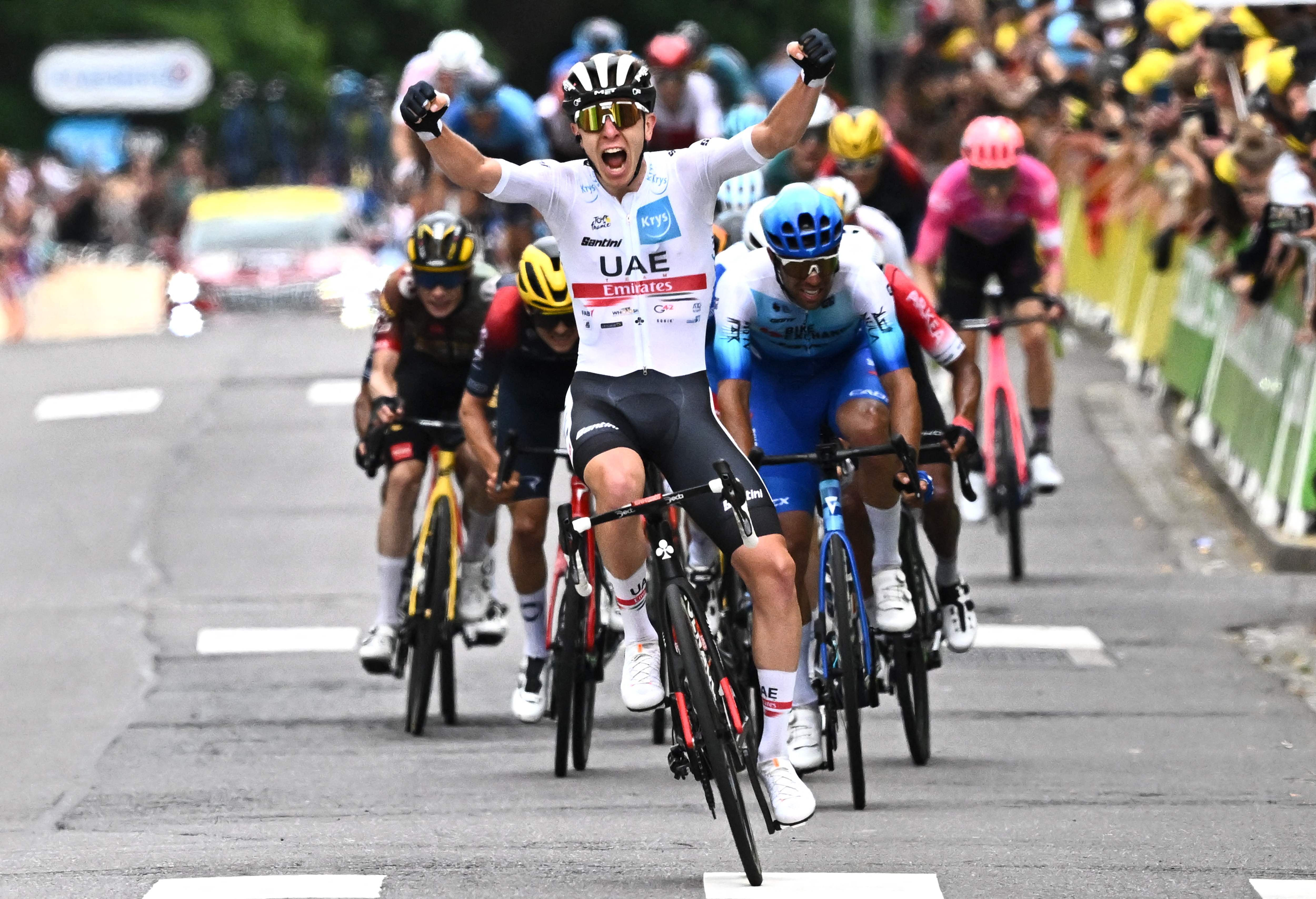 Pembalap sepeda Slovenia Tadej Pogacar melakukan selebrasi saat menjuarai etape keenam Tour de France.