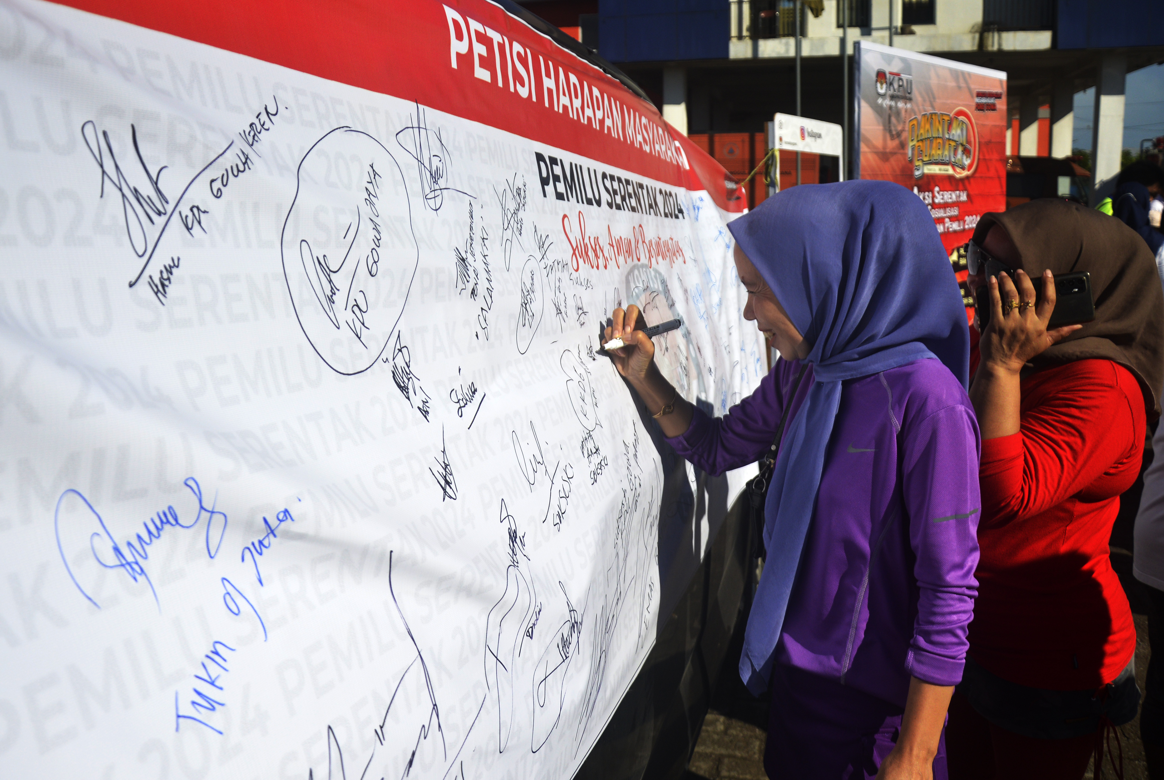 Warga menandatangani petisi harapan masyarakat pada sosialisasi tahapan Pemilu 2024 di Taman Sultan Hasanuddin, Kabupaten Gowa, Sulsel.