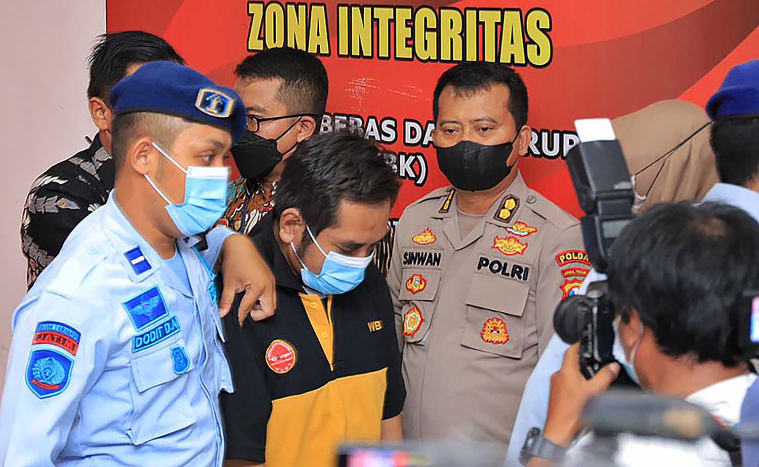 Tersangka pencabulan santriwati di Ponpes Shiddiqiyyah Ploso, Jombang, dilimpahkan ke Kejaksaan Tinggi Jawa Timur, Jumat (8/7).