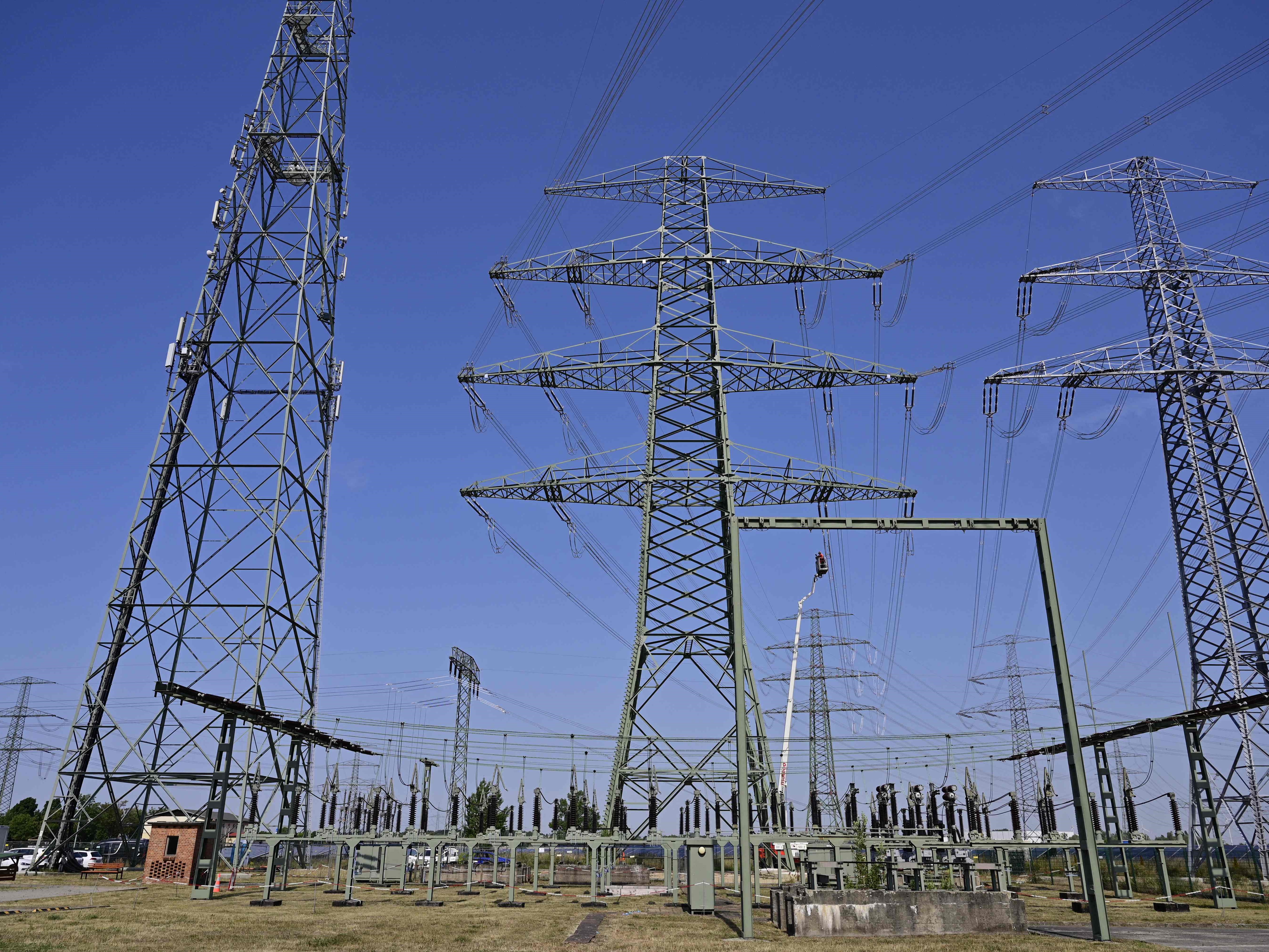 IEA: Permintaan Listrik Global Melambat Tajam