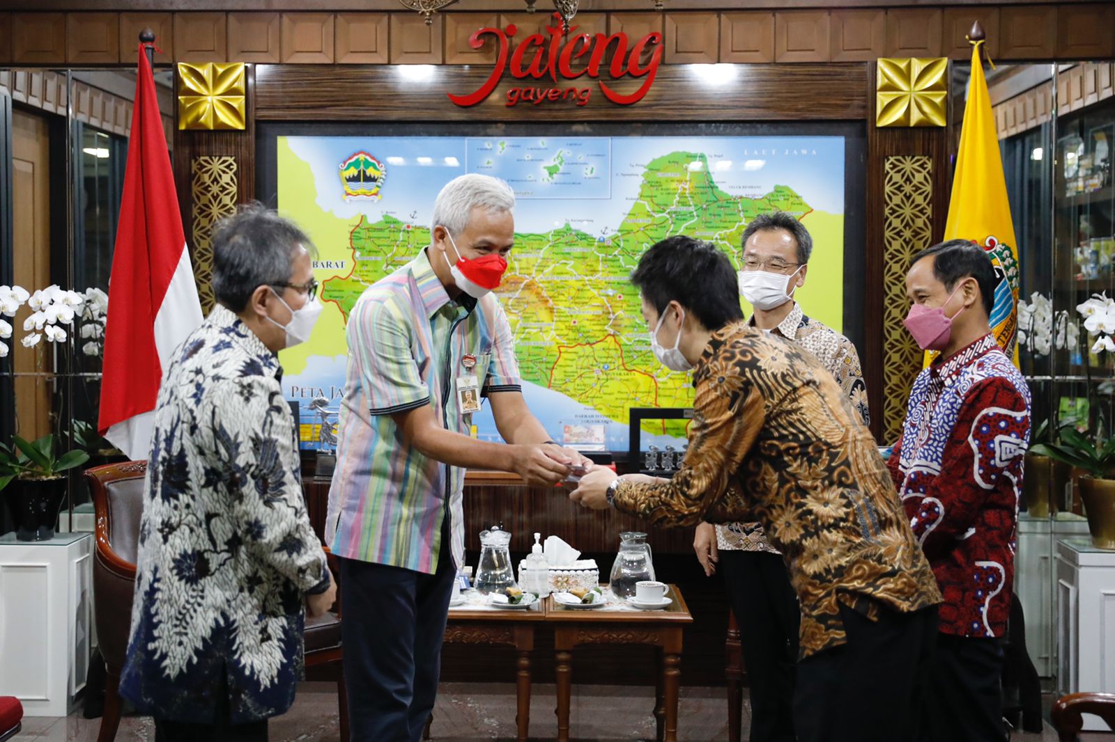 Gubernur Jawa Tengah Ganjar Pranowo, saat menerima kunjungan John Chen dari Kantor Perwakilan Ekonomi dan Perdagangan Taiwan di Ruang Kerja 