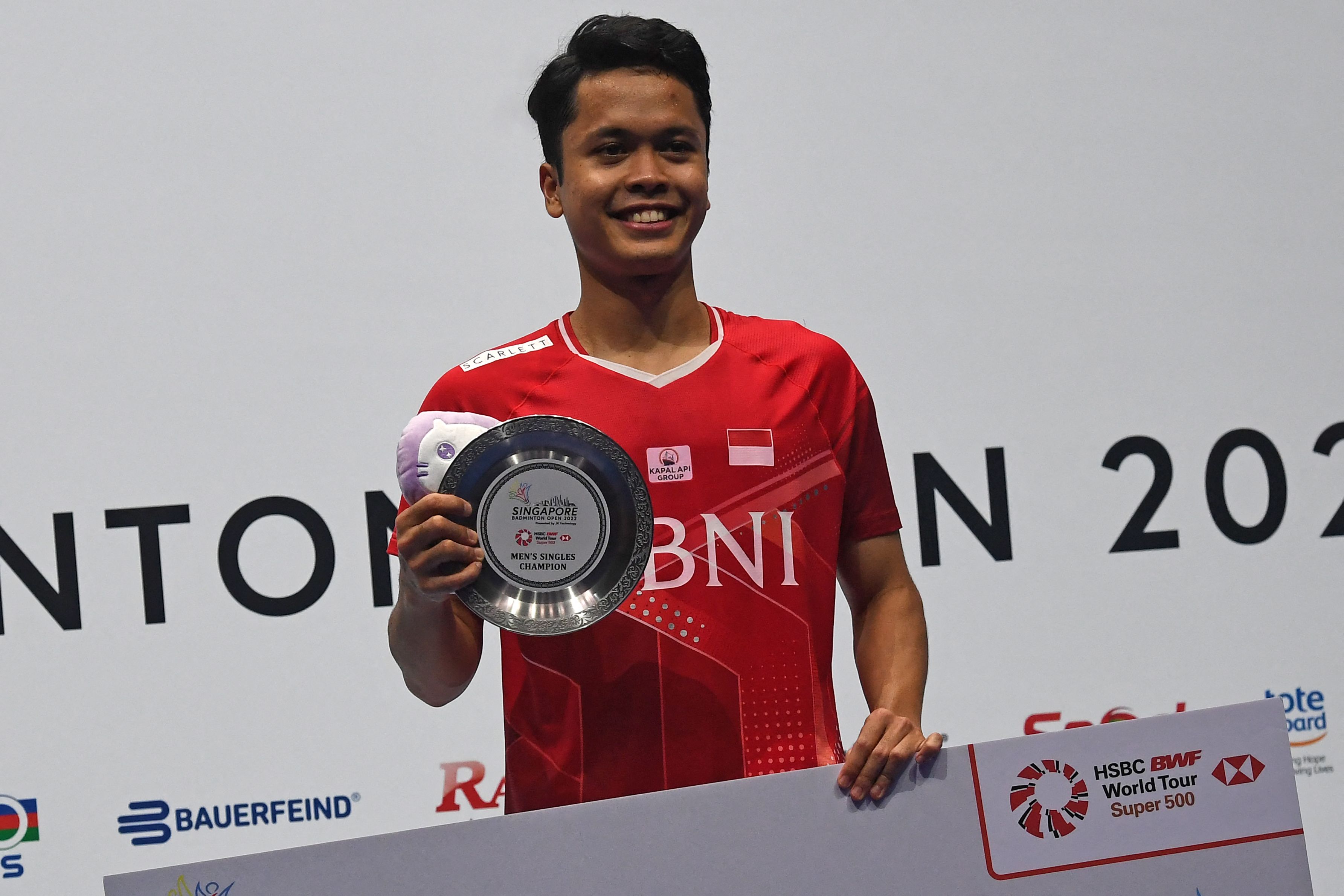 Tunggal putra Indonesia melakukan selebrasi usai menjadi juara di Singapura Terbuka.