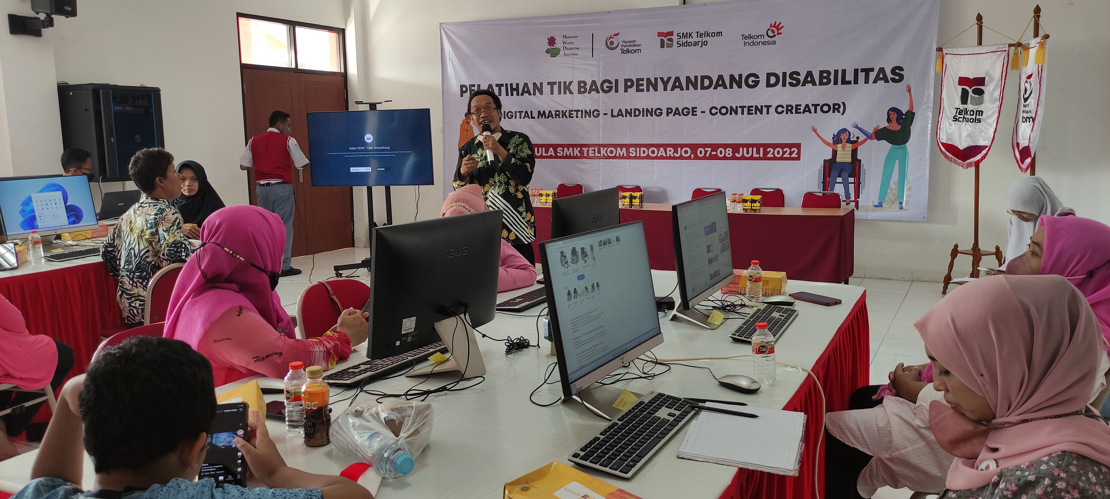 Pelatihan TIK bagi wirausahawan penyandang disabilitas asal Sidoarjo dan Surabaya, Jawa Timur, Kamis (7/7).