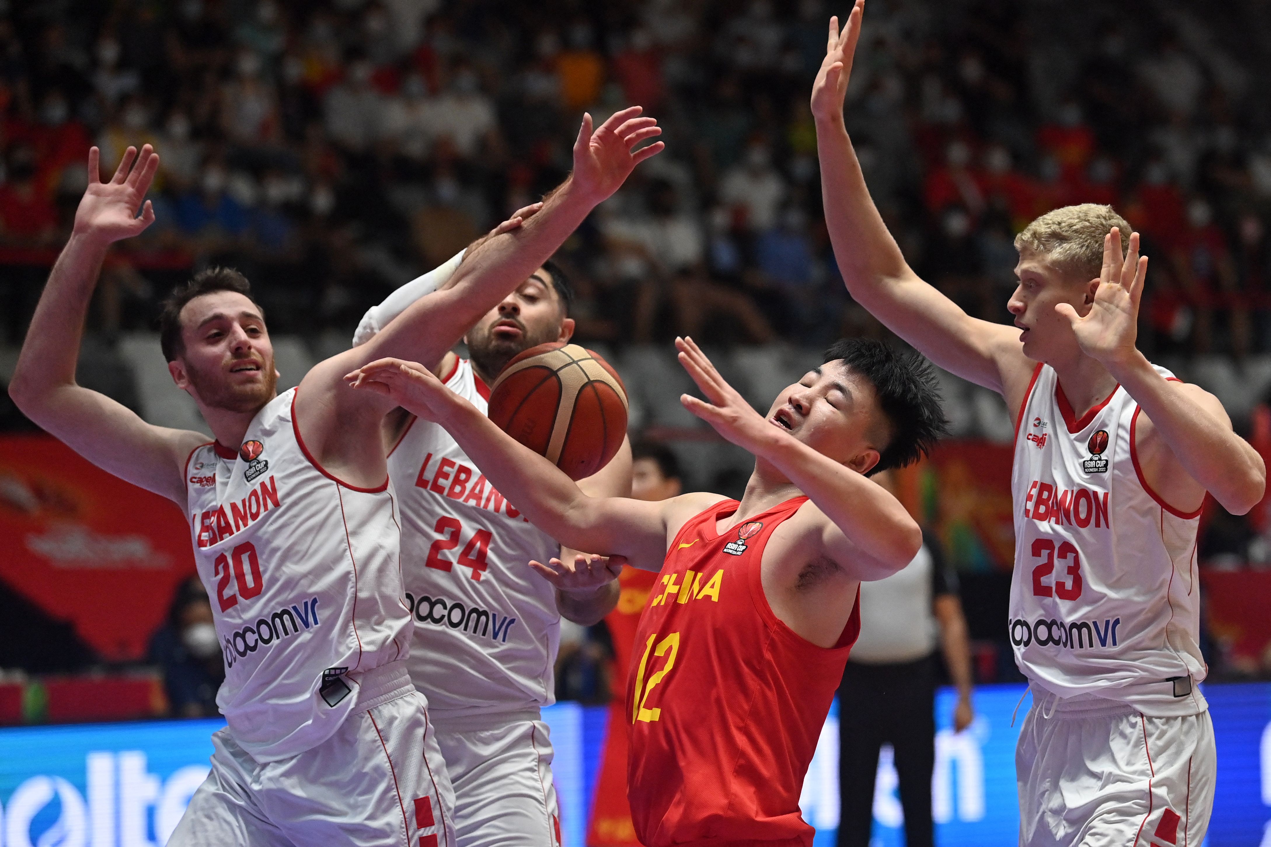 Pemain Libanon memblokir pemain China/Tiongkok di Piala Asia FIBA 2022