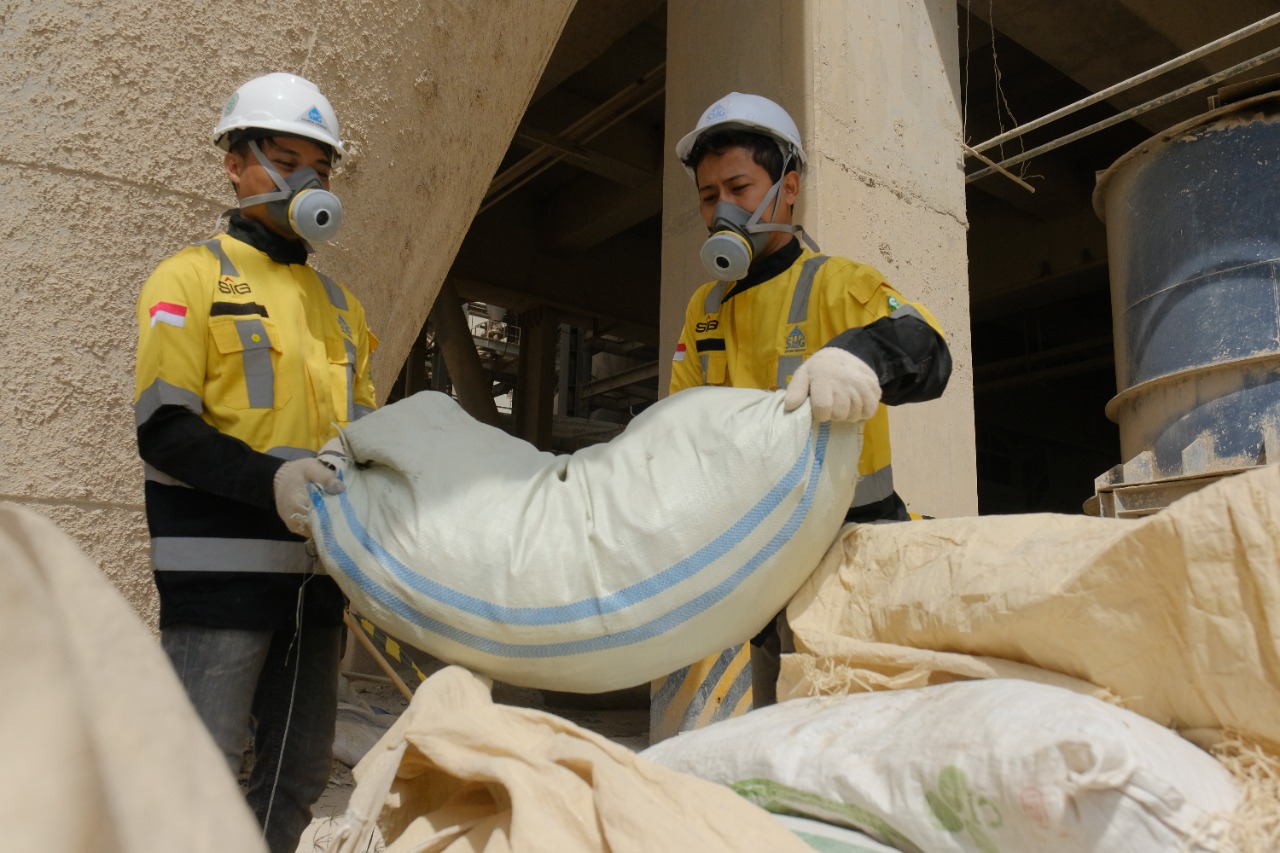 Karyawan PT Semen Gresik tengah menyiapkan bahan bakar alternatif untuk proses produksi