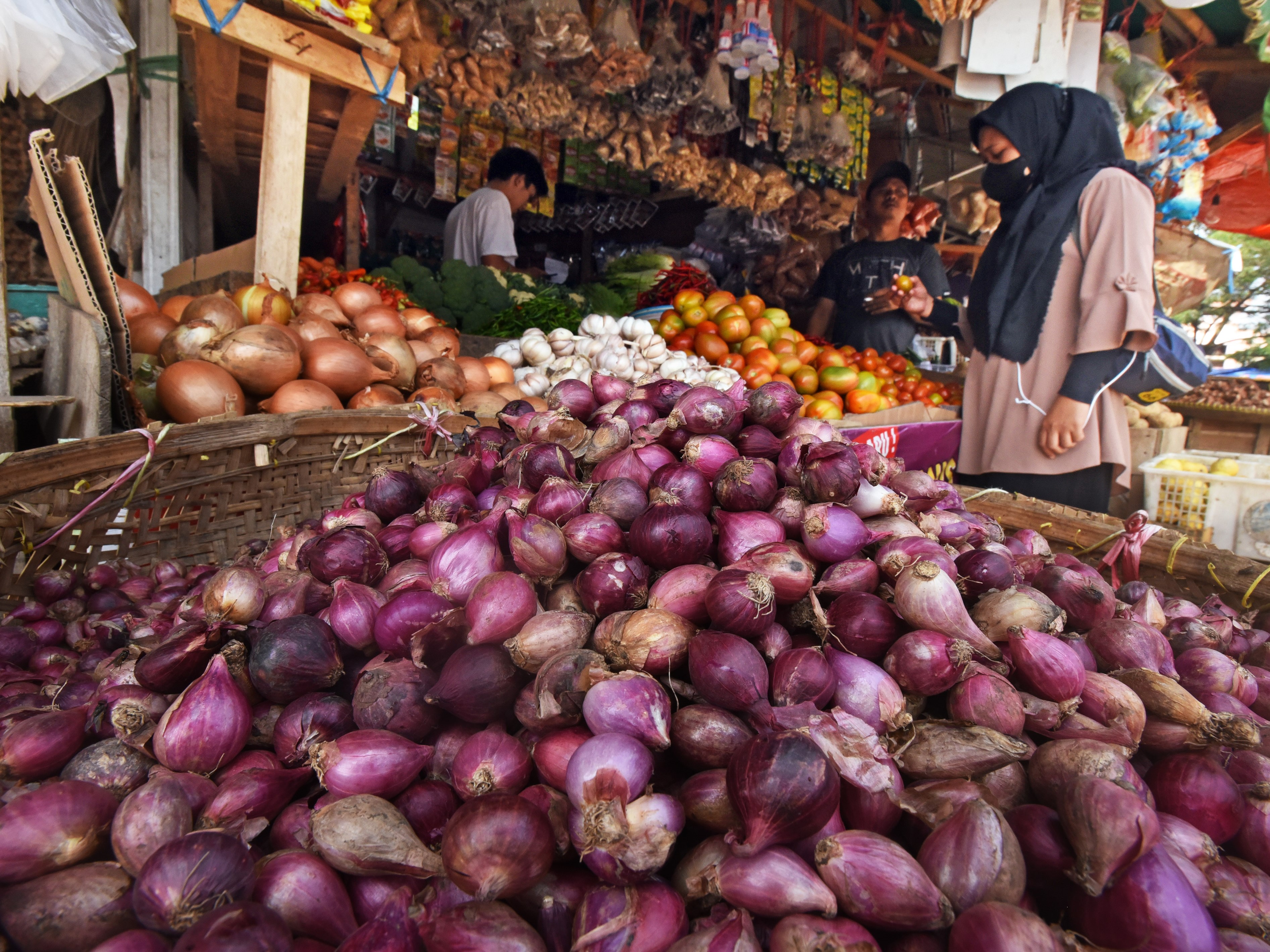 Warga berbelanja sayuran di Pasar Induk Rau Kota Serang, Banten, Jumat (1/7/2022).