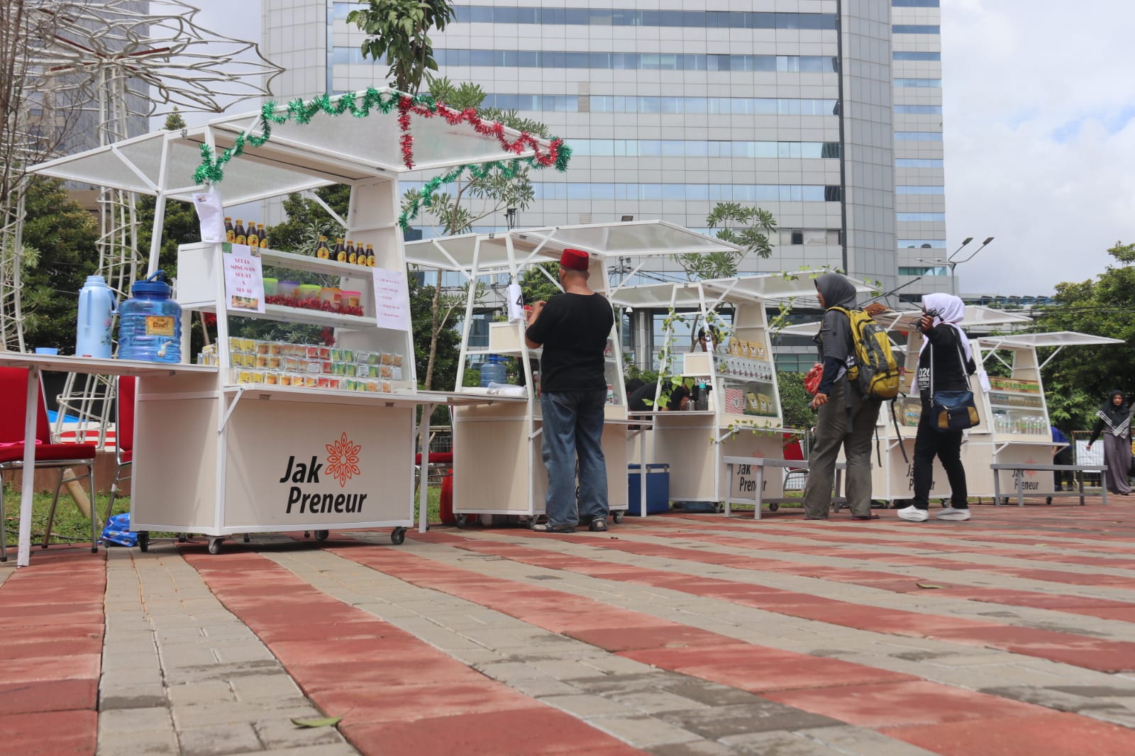 Pemerintah Provinsi DKI Jakarta melalui program Jakpreneur terus mendorong pelaku UMKM di wilayah DKI Jakarta. 