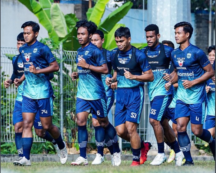 Para pemain Persib ambil bagian dalam sesi latihan.