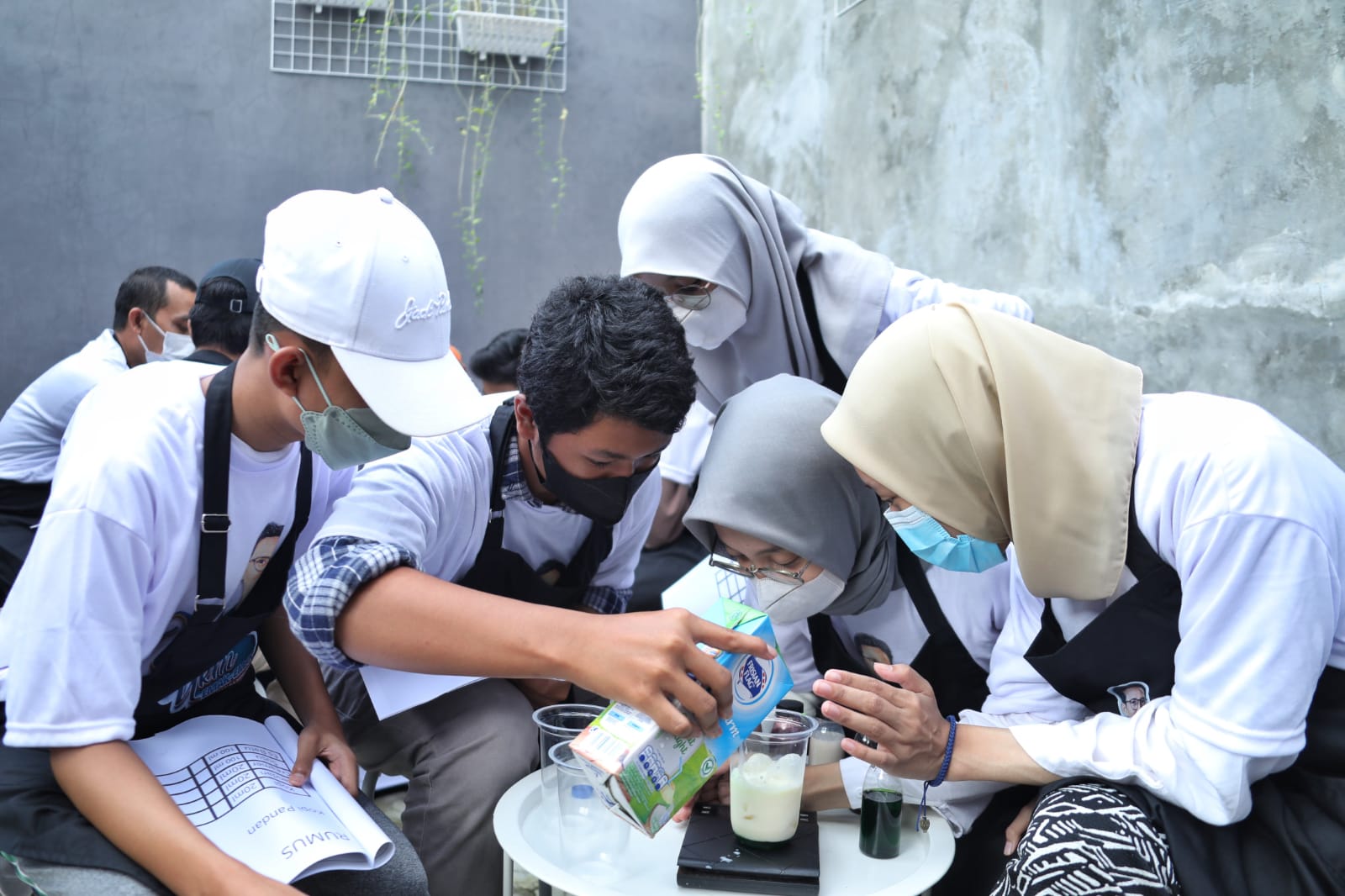 Relawan UKM Sahabat Sandi menggelar pelatihan minuman kekinian di Kedai Kopi Ceritakoe, Kebayoran Baru, Jakarta Selatan. 