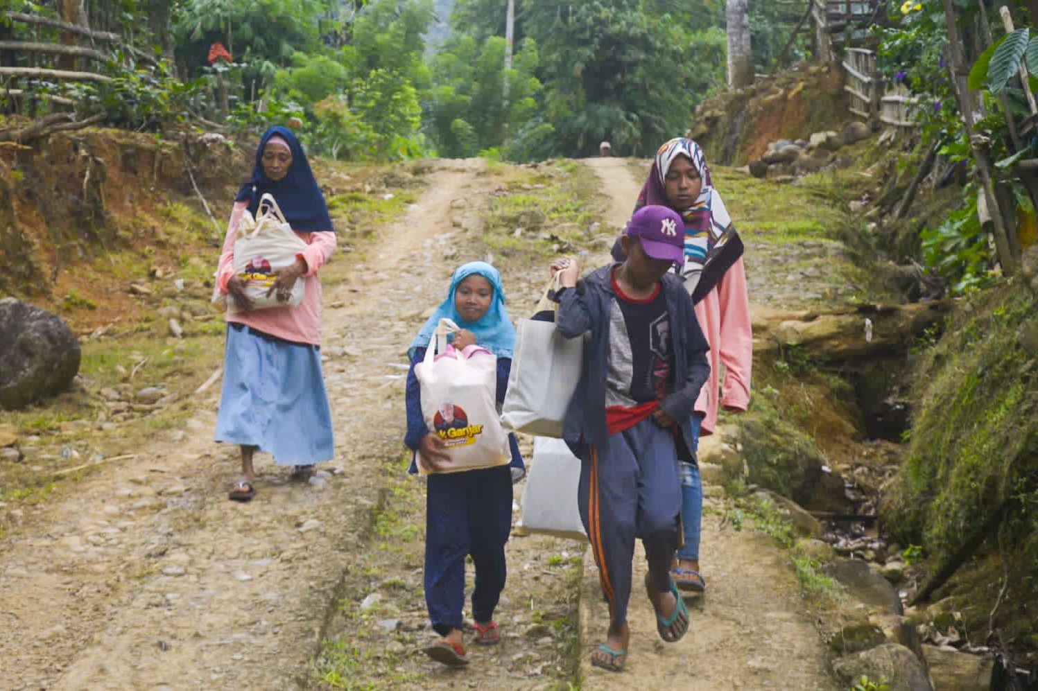 Ratusan emak-emak yang tergabung dalam Mak Ganjar Sulsel bergerak memberi bansos ke Desa Tapong, Kecamatan Tellu Limpoe, Kabupaten Bone, Sul