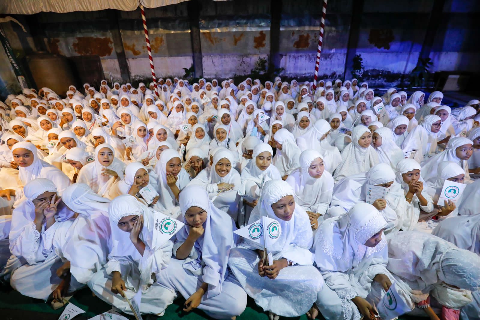 Ribuan santri dan ulama se Sulawesi Selatan shalawat dan doa bersama untuk kebaikan Indonesia, di Ponpes DDI Mattoanging, Lamalaka, Bantaeng