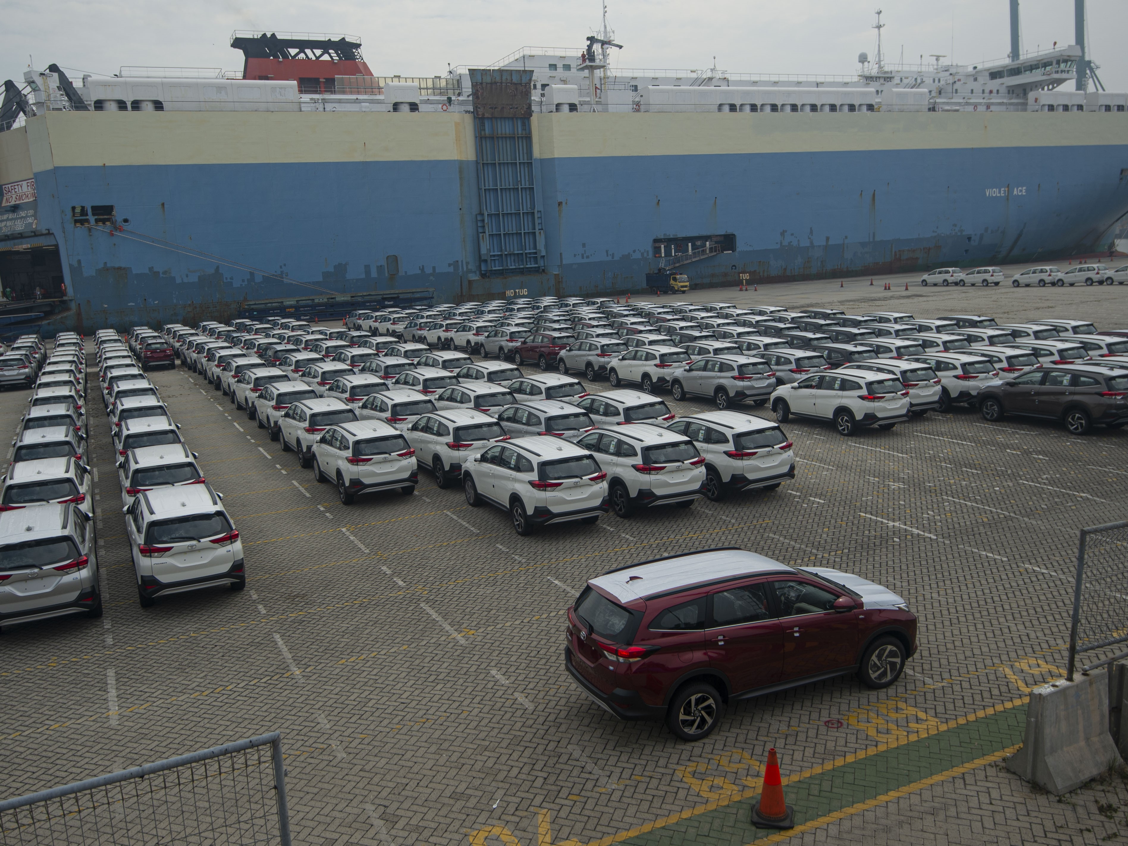 Sejumlah mobil terparkir saat akan diekspor di dermaga IPC Car Terminal, Pelabuhan Tanjung Priok, Jakarta.