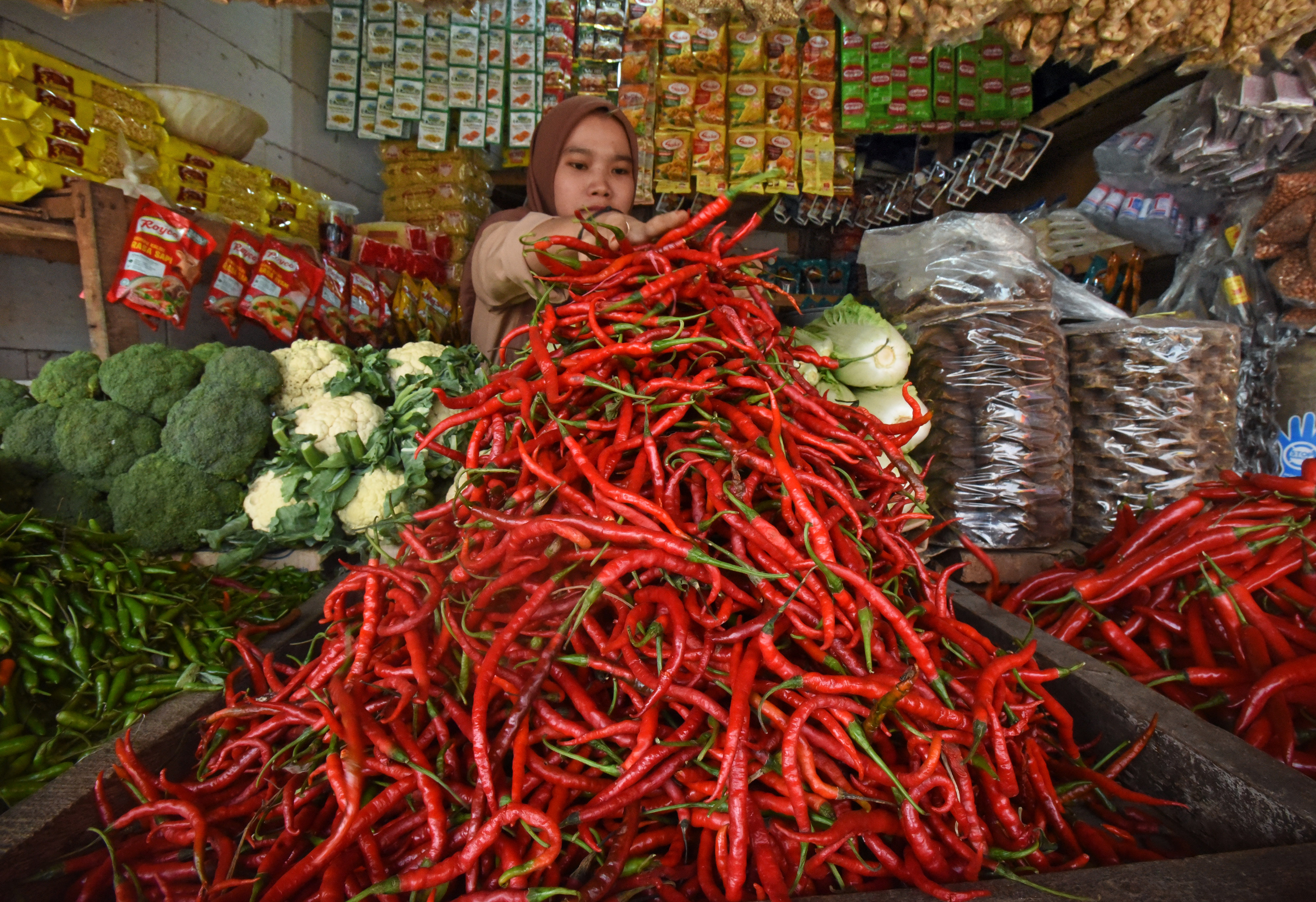 Pedagang sayur menyortir cabai merah di Pasar Induk Rau Kota Serang, Banten.
