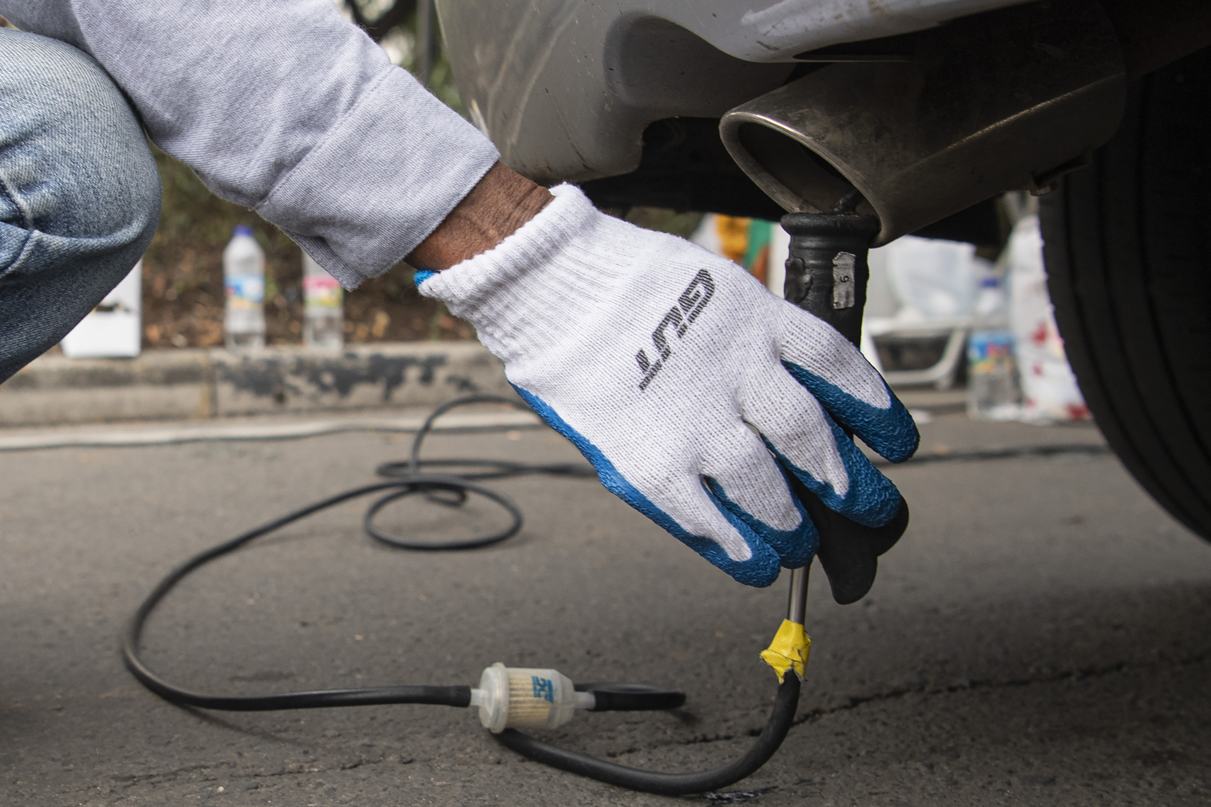 Petugas menguji emisi kendaraan di Jalan Benyamin Sueb, Pademangan, Jakarta Utara