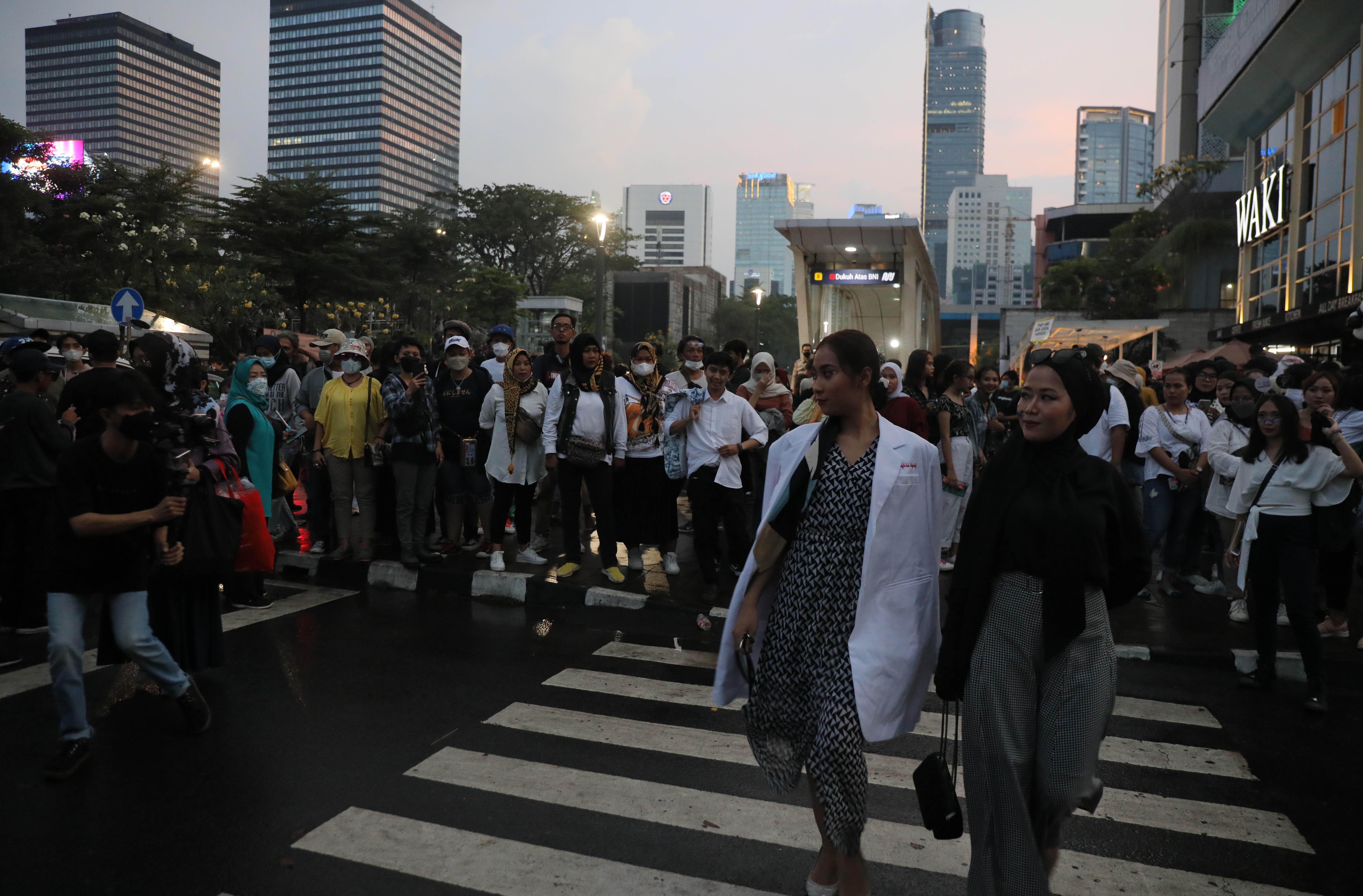 Peragaan busana jalanan di lokasi yang kini sering disebut Citayam Fashion Week di kawasan Dukuh Atas, Jakarta