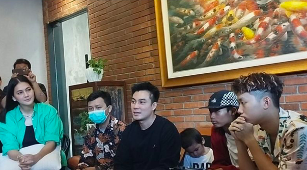 Baim Wong bersama istrinya, Paula Verhoven, Bonge dan Willie Salim, serta konsultan HAKI saat konferensi pers di Jakarta, (26/07/2022