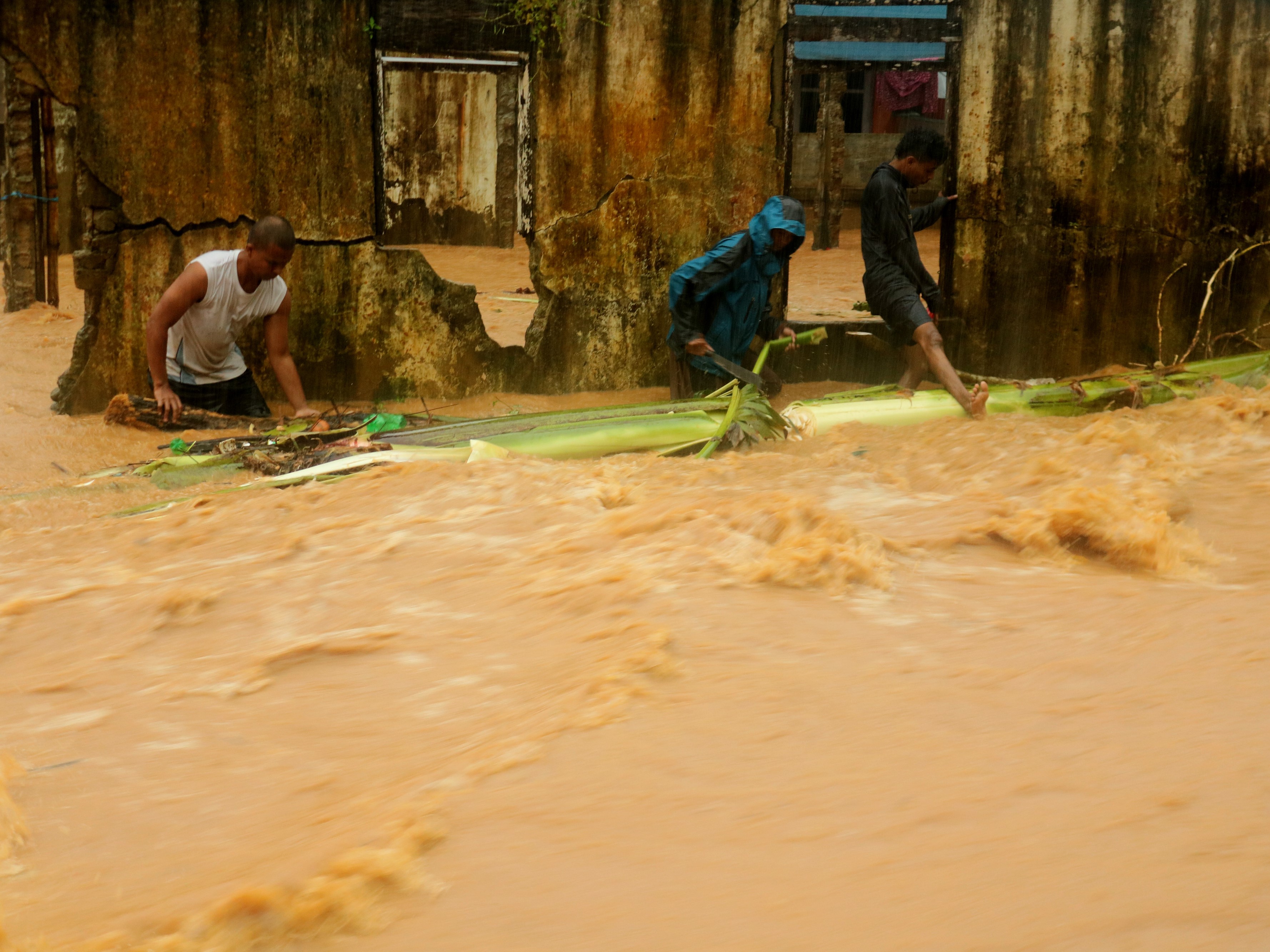 Warga berupaya memindahkan material yang terbawa banjir akibat meluapnya Sungai Batu Merah, Ahuru, Sirimau, Ambon, beberapa waktu lalu.