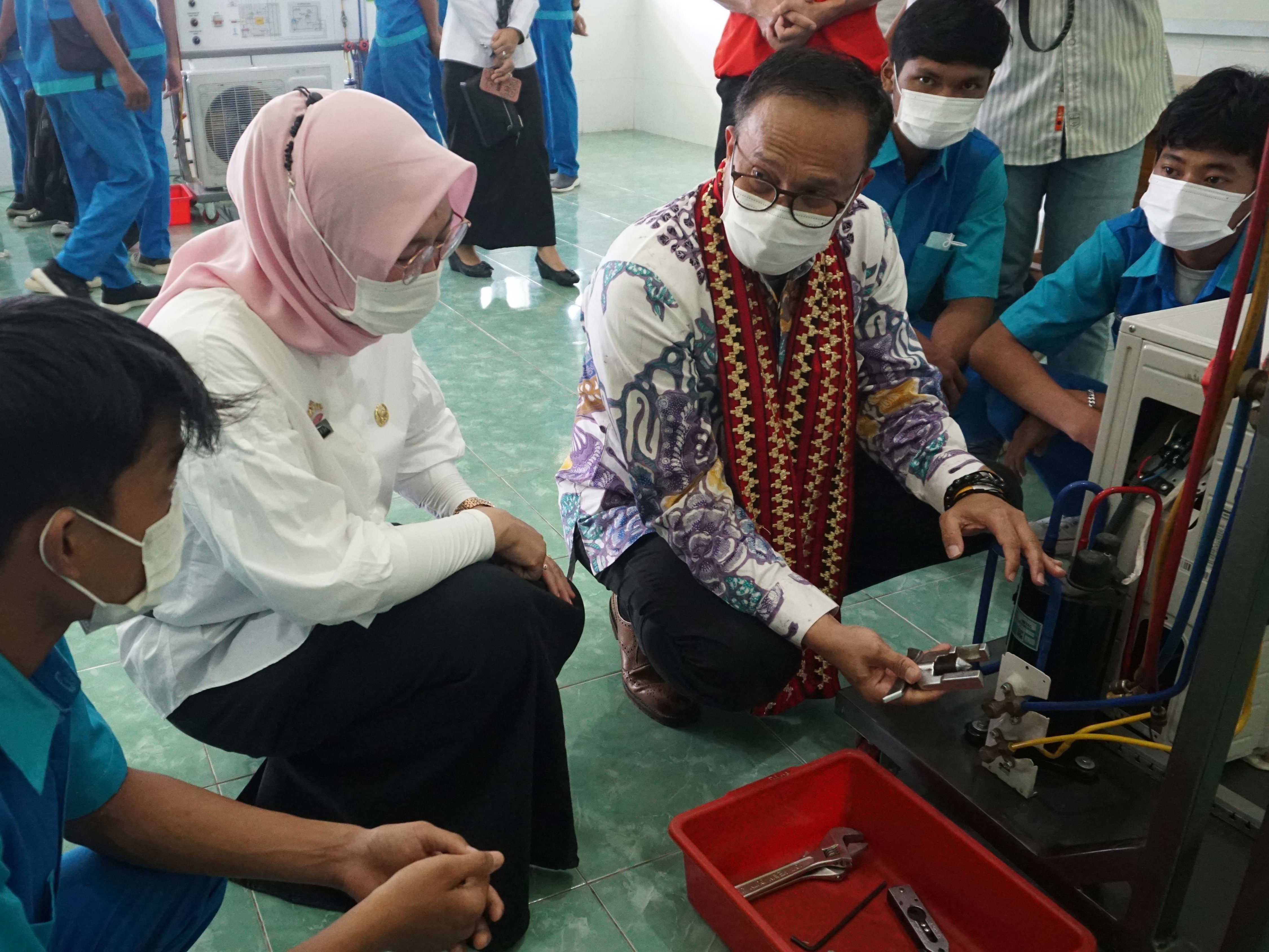 Ronald R Huwae Mengunjungi Kelas Program Sharp Class.