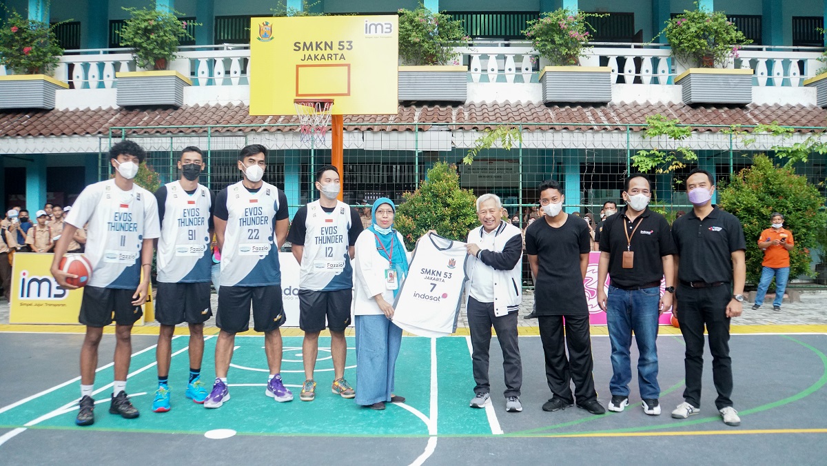 Para pebasket IBL saat berkunjung ke sebuah ekolah di Jakarta bersama Indosat Ooredoo Hutchison.