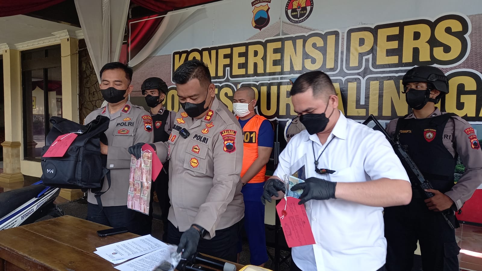Konfrensi pers pengungkapan kasus korupsi di Kantor Pos Indonesia Cabang Pembantu Rembang, Purbalingga oleh Polres Purbalingga.