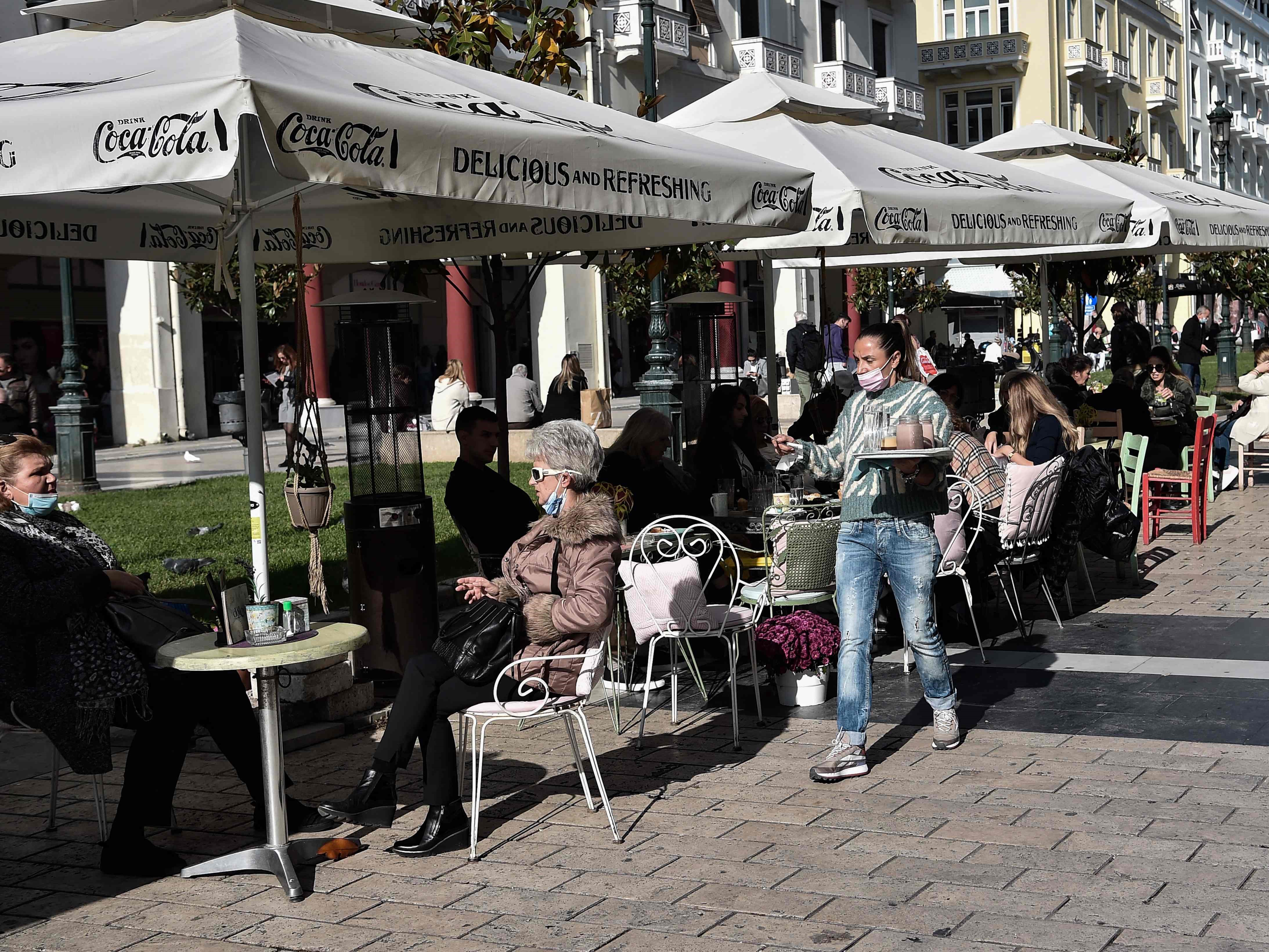 Pelanggan duduk di restoran di Thessaloniki pada 3 November 2021. 