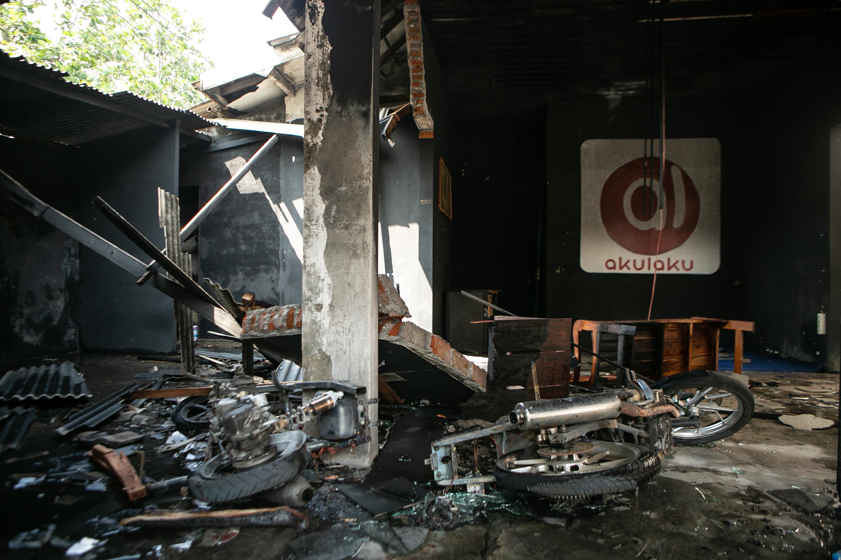 Bangkai motor yang terbakar tergeletak usai terjadi kericuhan di Babarsari, Sleman, DI Yogyakarta, Senin (4/7).