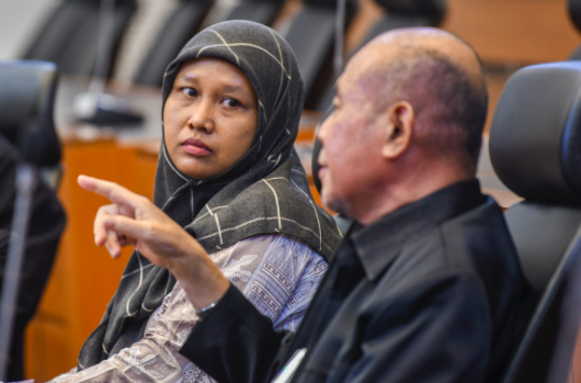 Orang Tua dari Anak yang mengidap cerebral palsy Santi Warastuti (kiri) di Kompleks Parlemen, Senayan, Jakarta, Kamis (306/2022). 