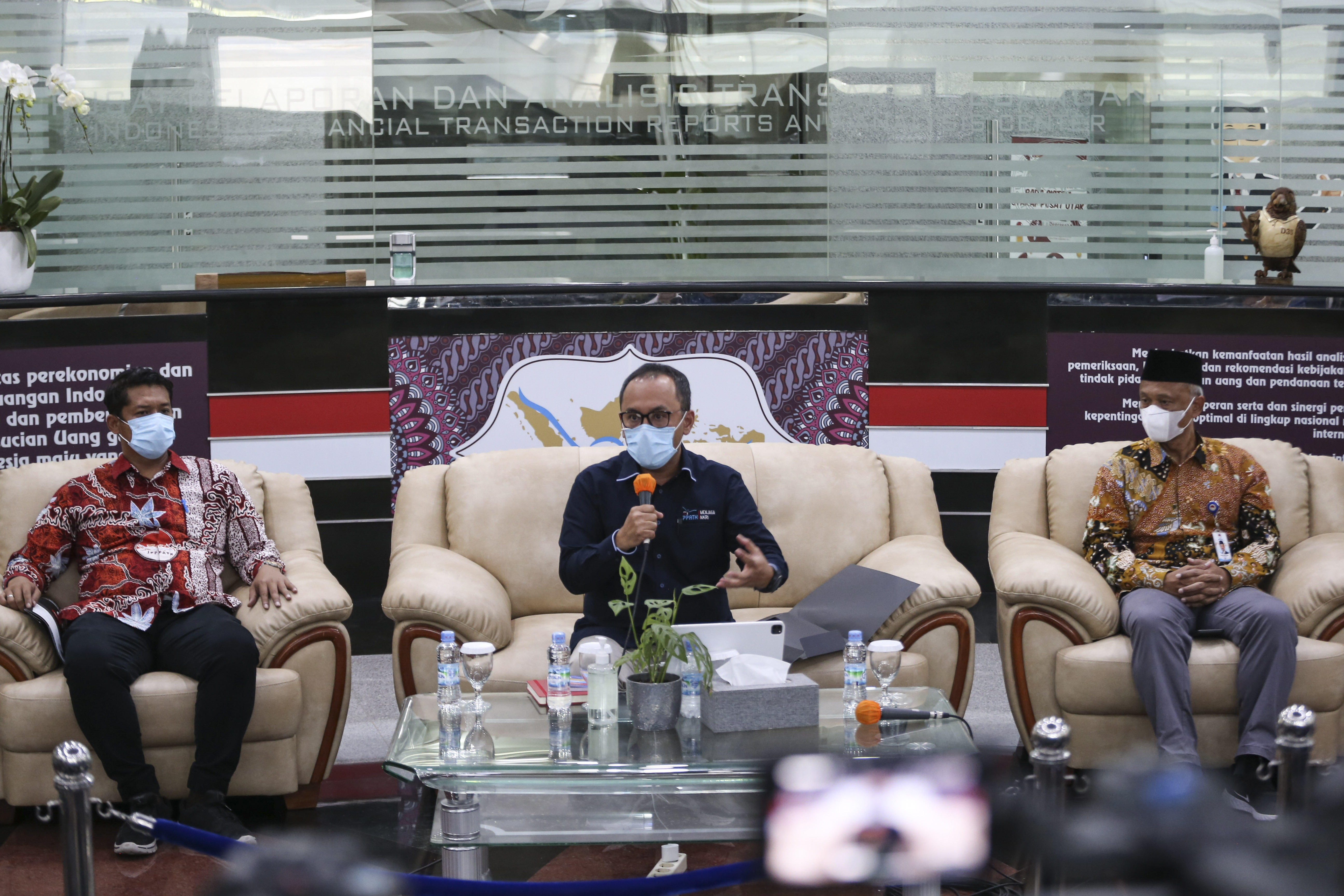 Kepala PPATK Ivan Yustiavandana (tengah) saat menggelar konpres terkait penyelewengan dana oleh lembaga ACT di Jakarta, Rabu (6/7).