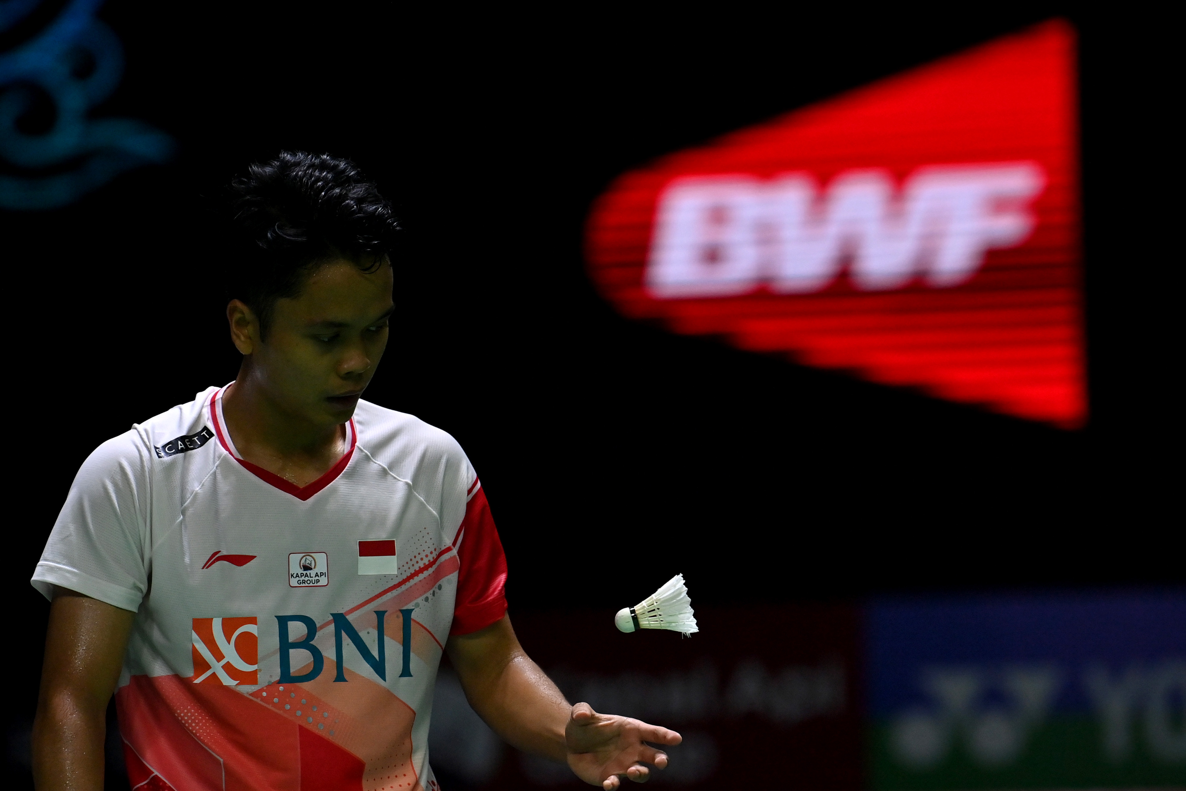 Pebulu tangkis Indonesia Anthony Ginting bersiap melakukan servis.