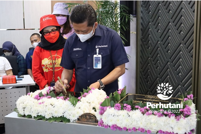 Direktur Utama Perum Perhutani, Wahyu Kuncoro, dalam acara rebranding Madu Perhutani serta peresmian Teras Palawi Bogor dan Tangerang.