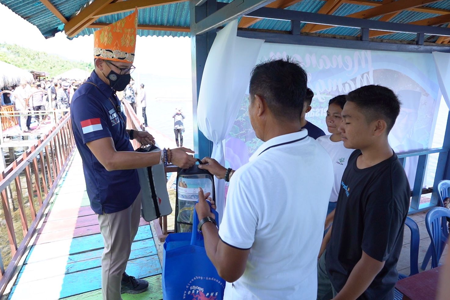Menparekraf Sandiaga Uno berkunjung ke Desa Budo, Kabupaten Minahasa Utara, Sulut. Sandi secara solutif menghadirkan 5 set alat  snorkeling.