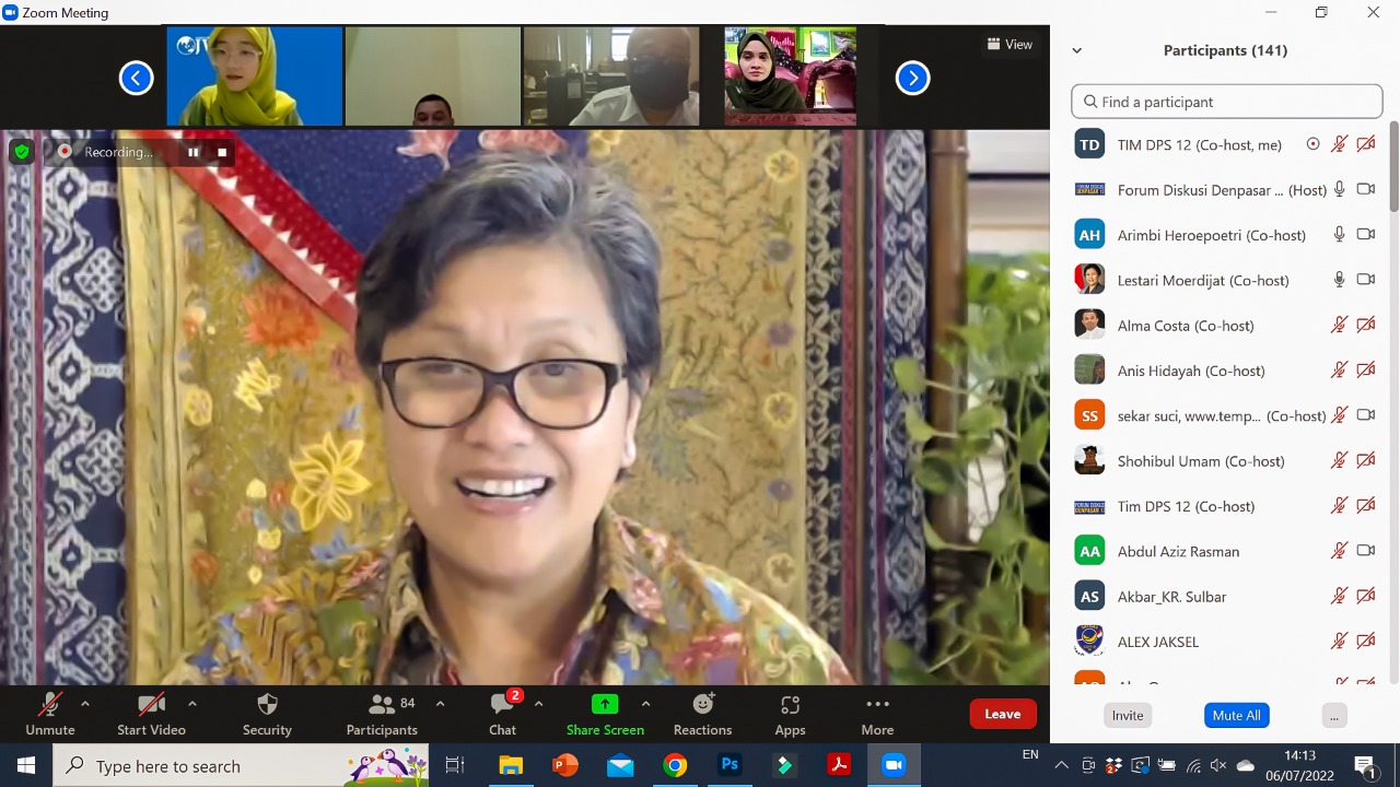 Wakil Ketua MPR RI Lestari Moerdijat berbicara tentang pekejar migran Indonesia dalam diskusi Forum Denpasar 12 di Jakarta, Rabu (6/7).