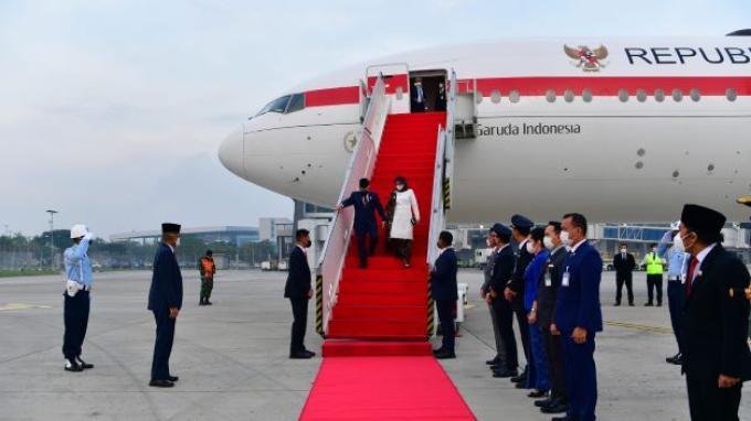 Pesawat Garuda Indonesia Boeing 777-300 ER yang membawa Ma'ruf dan istrinya Hj. Ma'ruf Amin tiba di Bandara Soekarno-Hatta, Raby (13/7). 