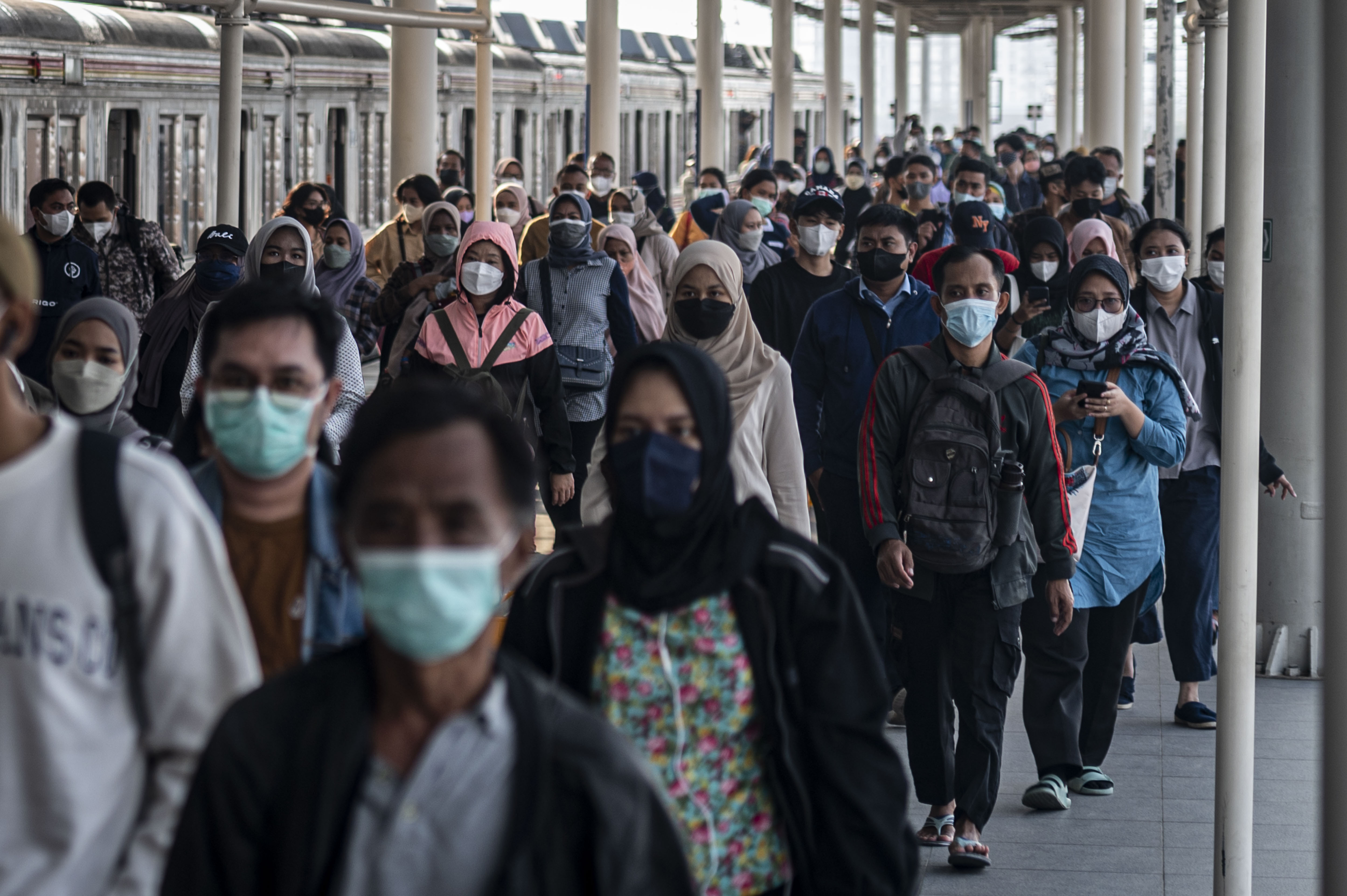 ejumlah warga turun dari KRL di Stasiun Manggarai, Jakarta.