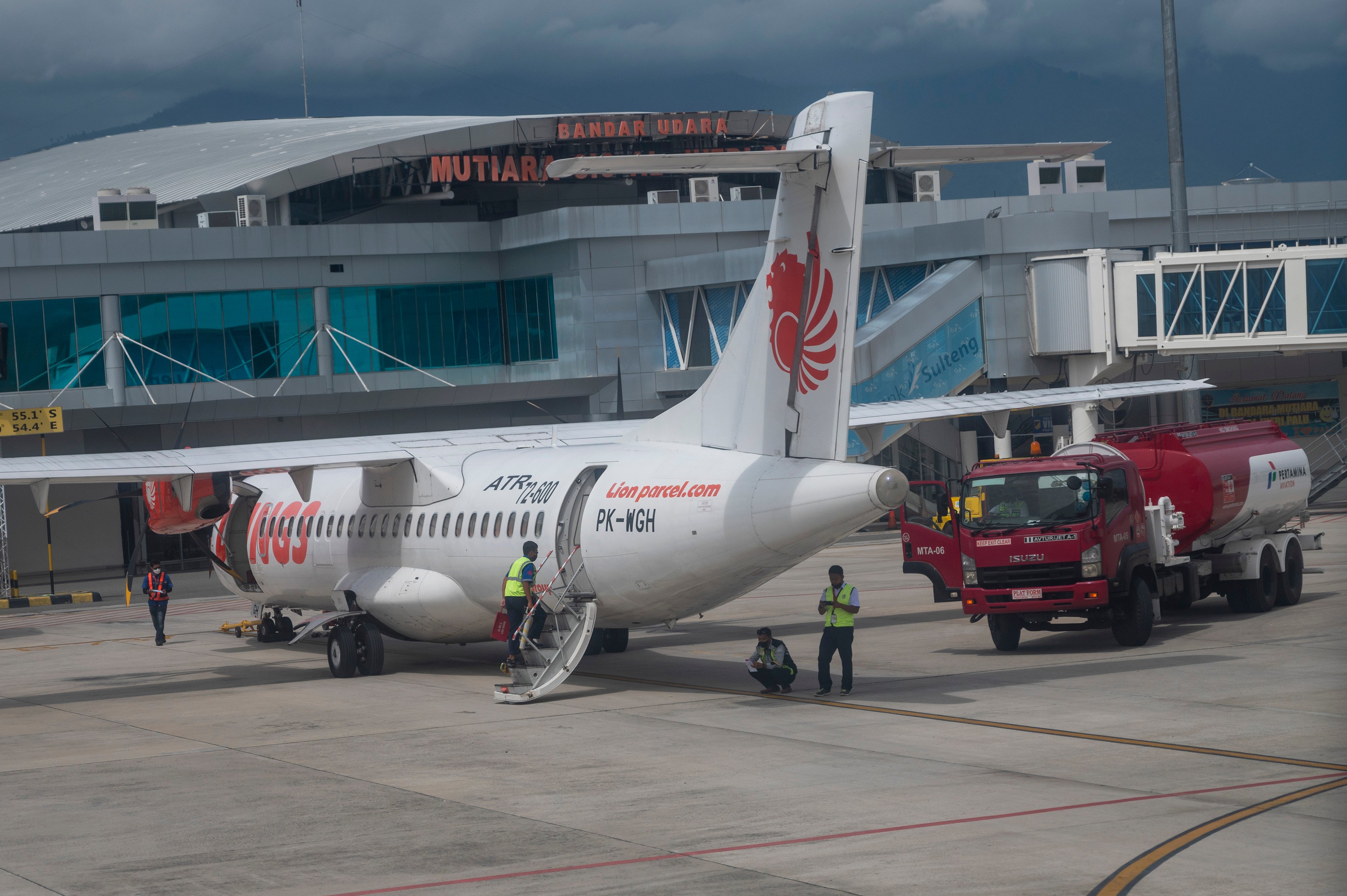 Pesawat terbang bersiap lepas landas di Bandara Mutiara Sis Aljufri, Palu, Sulawesi Tengah