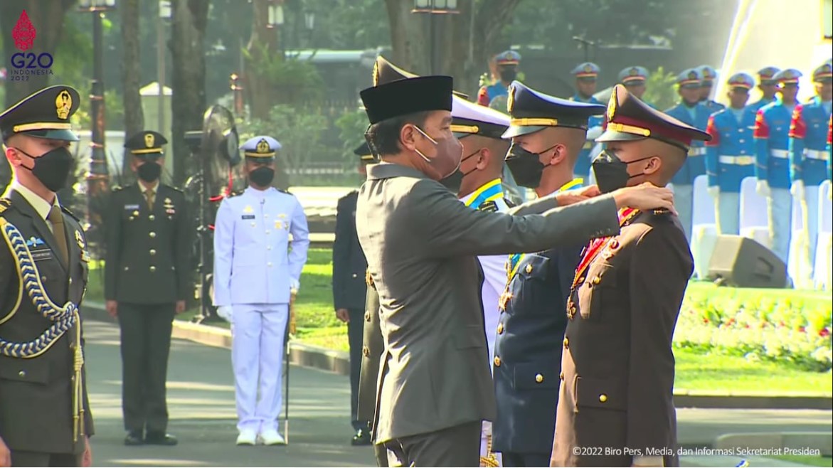 Presiden Joko Widodo saat melantik perwira remaja TNI dan Polri.