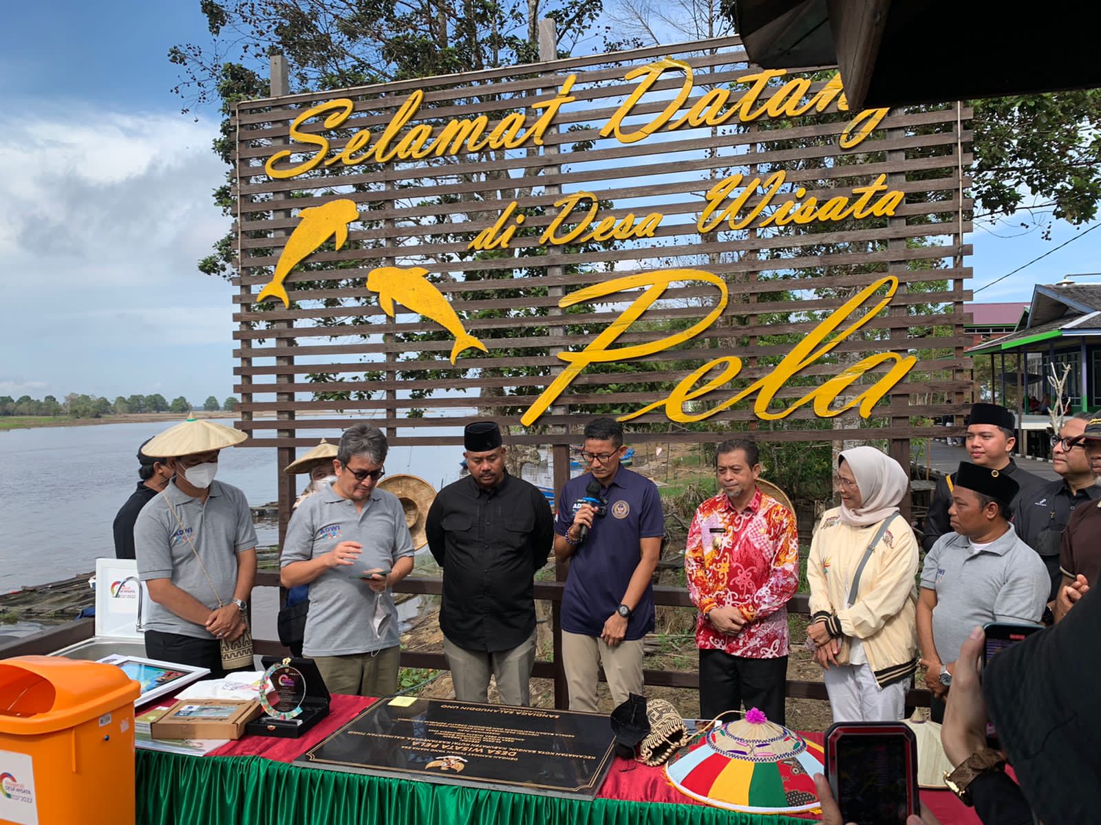 Menparekraf Sandiaga Uno mengunjungi Desa Wisata Pela di Kecamatan Kota Bangun, Kabupaten Kutai Kartanegara, Kalimantan Timur.