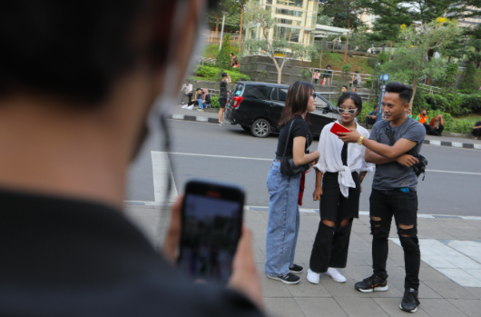 Ragam gaya dan penampilan yang menjadi fenomena ABG asal Jakarta, Citayam, Bojong Gede, Depok dan sekitar di Kawasan Dukuh Atas, Menteng.