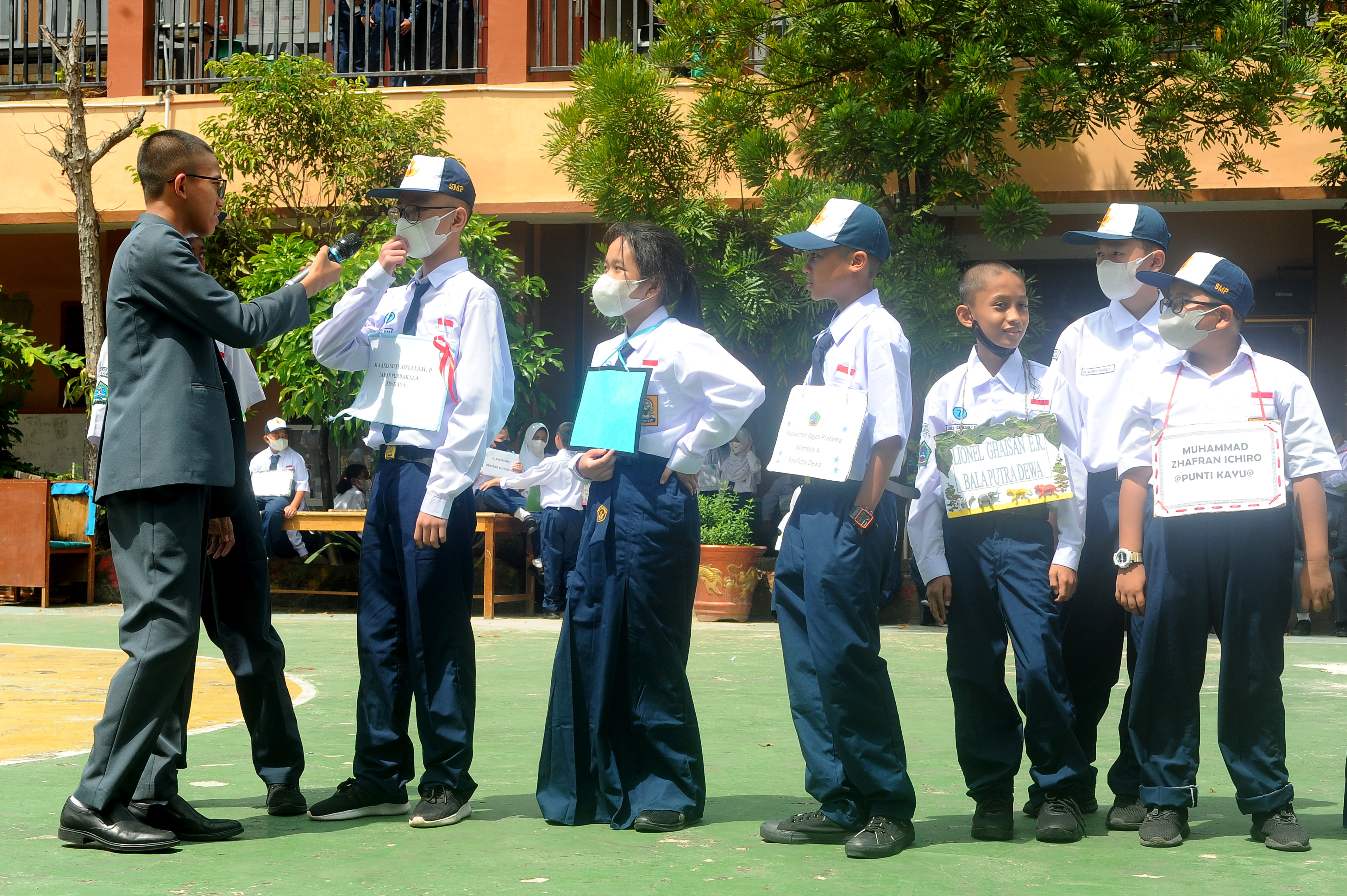 Siswa baru mengikuti rangkaian Masa Pengenalan Lingkungan Sekolah (MPLS) di SMP Negeri 9 Palembang, Sumatra Selatan, Kamis (14/7). 
