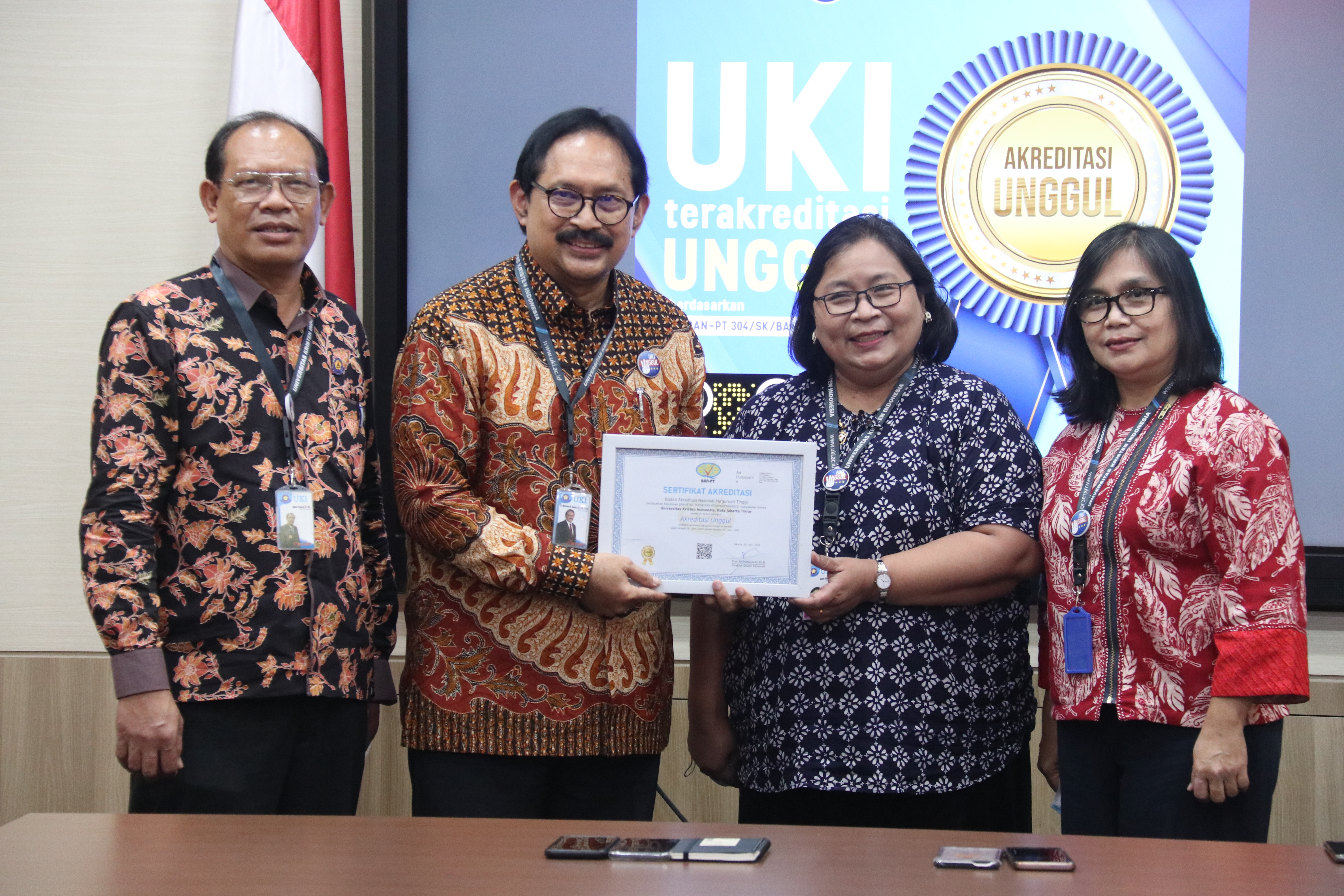 Penyerahan akreditasi unggul untuk Universitas Kristen Indonesia (UKI) 