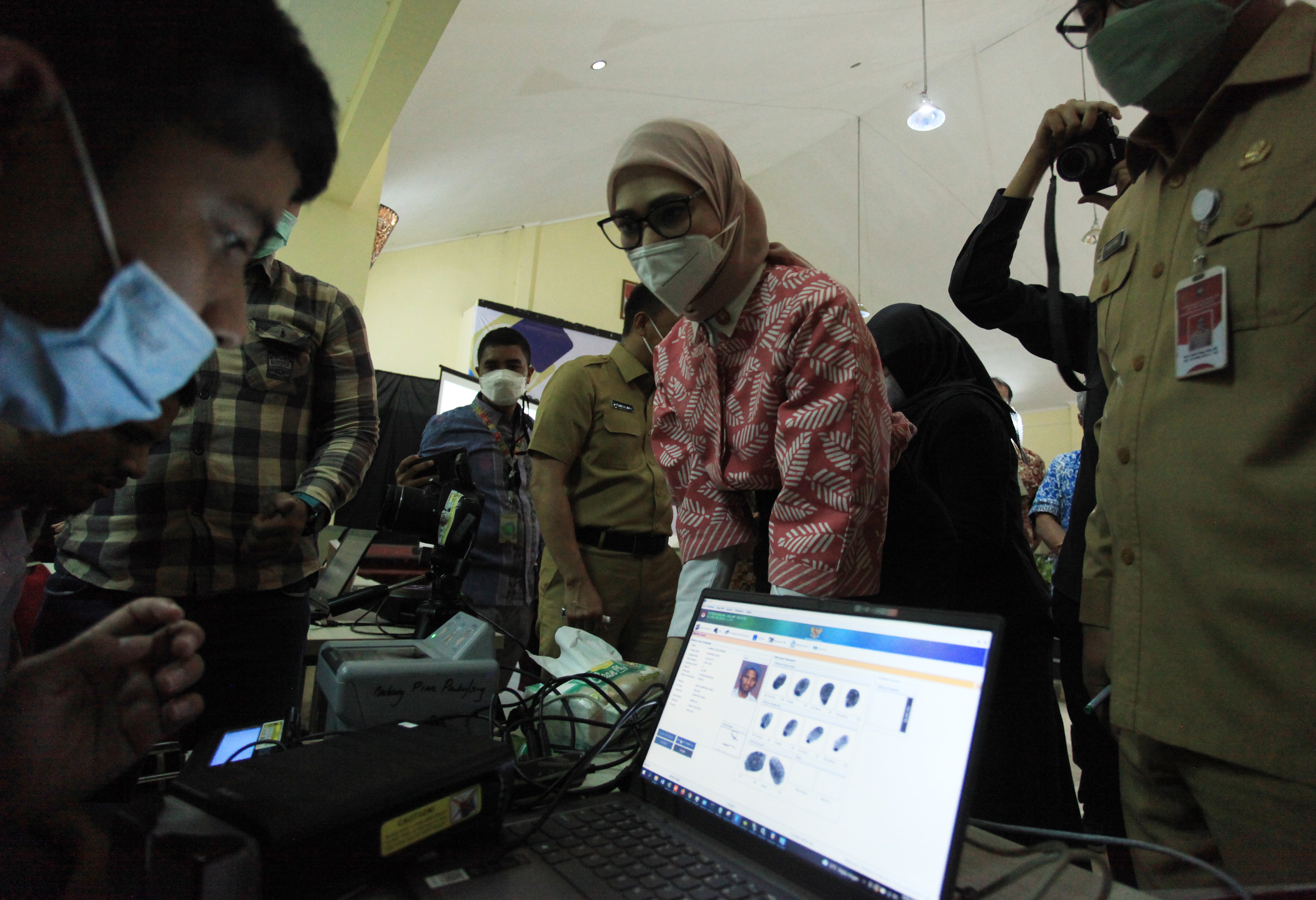 Stafsus Presiden Angkie Yudistia saat meninjau stan dalam acara penyerahan kartu kependudukan siswa SLB di Jakarta, Seni (14/3).