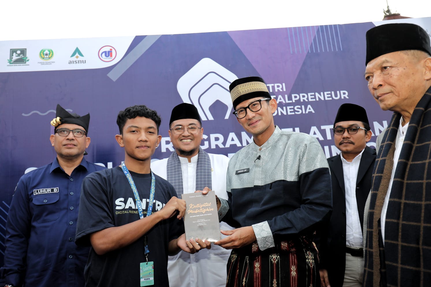 Sandiaga Uno Bagikan Tips 'FAST' ke Santri di Tanah Datar Sumbar