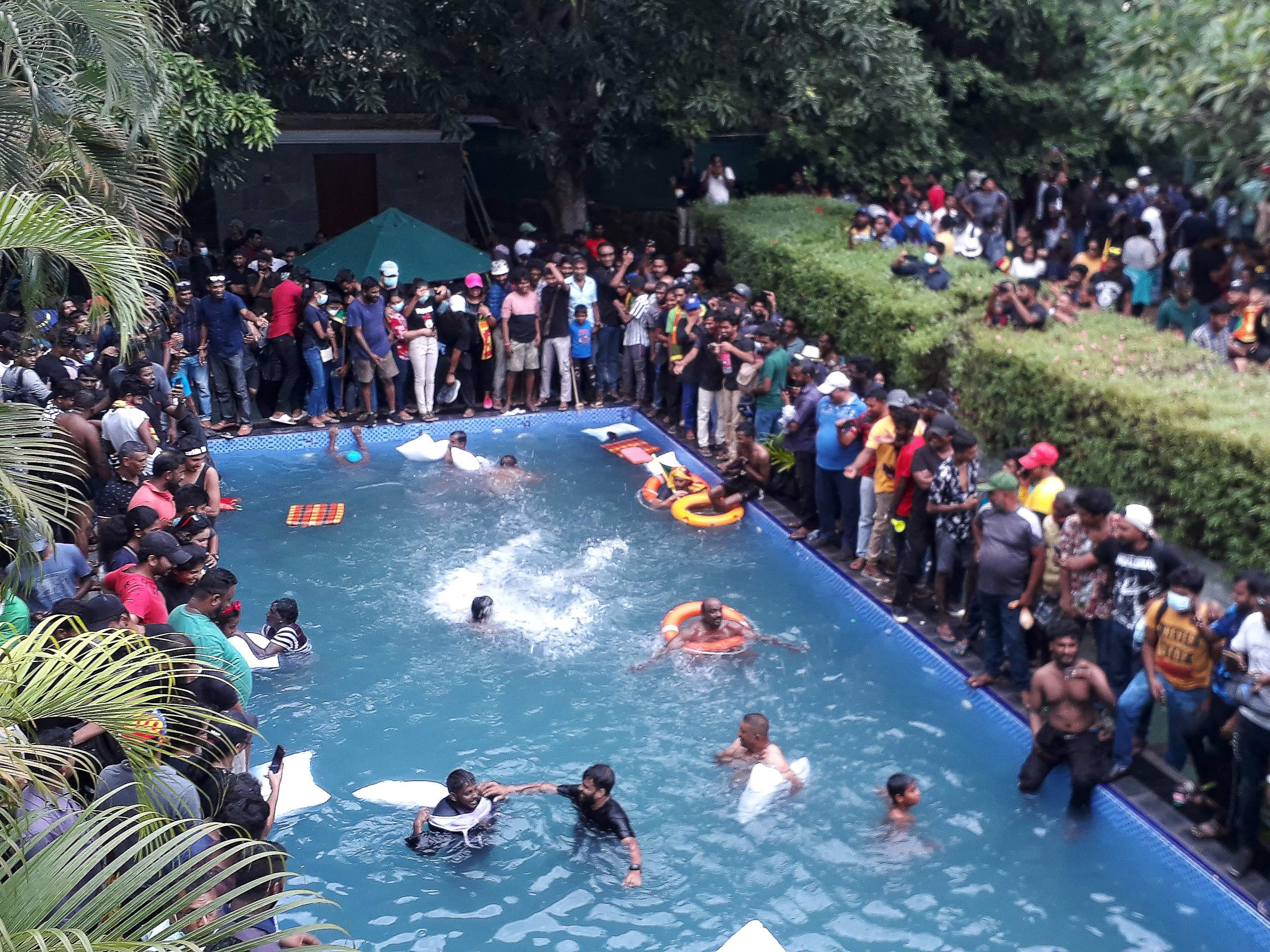 Para pengunjuk rasa yang menuntut pengunduran diri Presiden Sri Lanka Gotabaya Rajapaksa berenang di kolam Istana Kepresidenan, Sabtu (9/7).