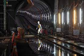 Pekerja sedang menyelesaikan pembangunan terowongan MRT.