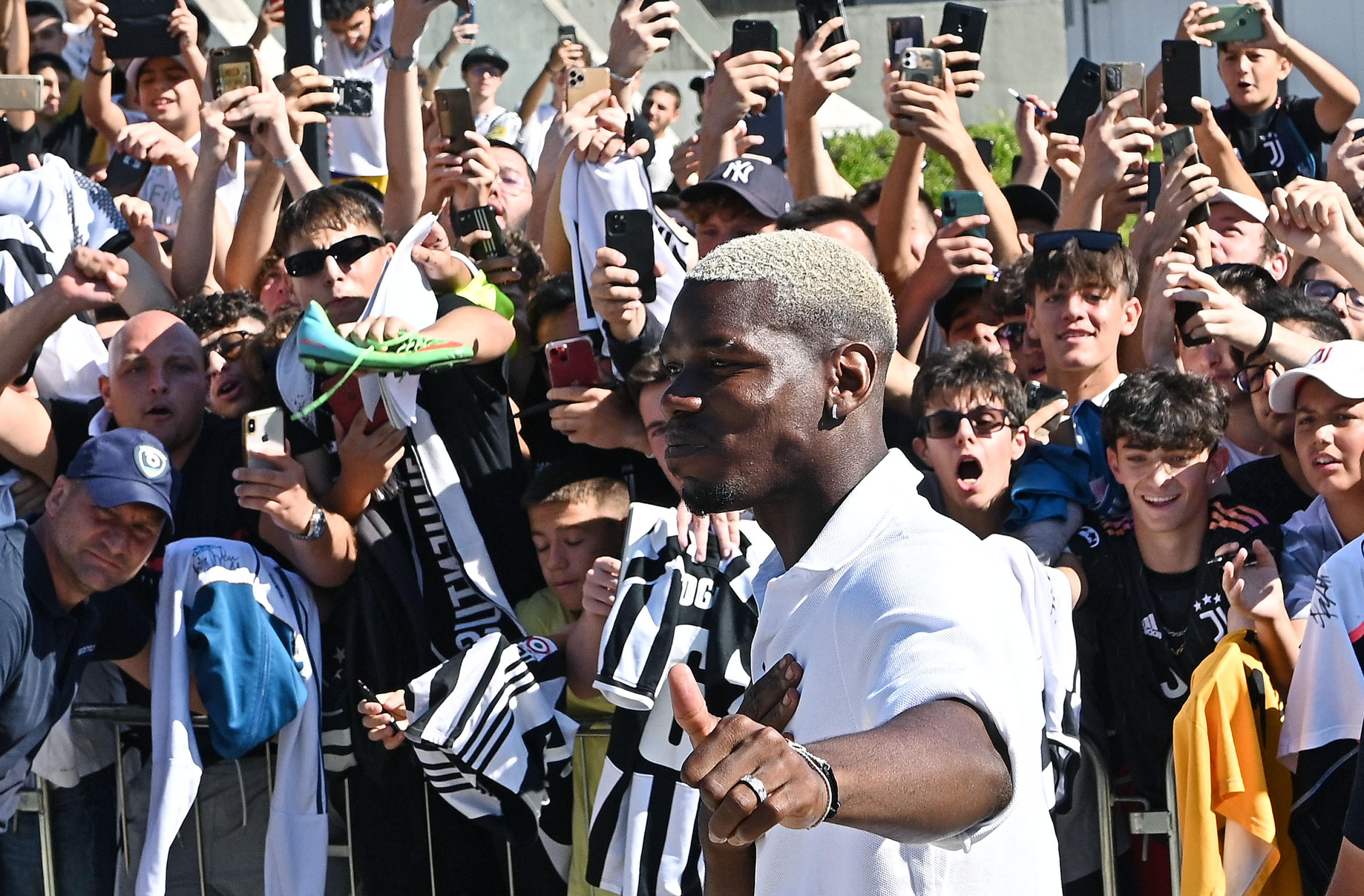 Gelandang asal Prancis Paul Pogba mendapat sambutan hangat pendukung Juventus usai menjalani tes medis di Turin, Italia, Senin (11/7).