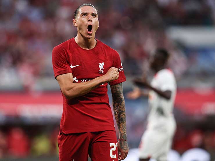 Penyerang baru liverpool Darwin Nunez melakukan selebrasi usai mencetak gol ke gawang RB Leipzig