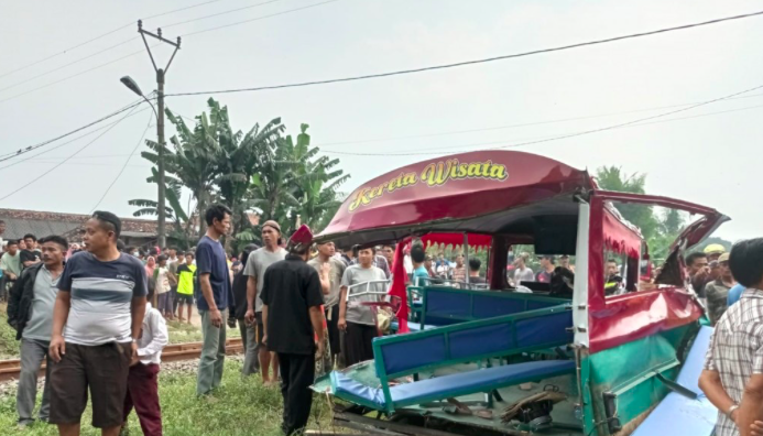 Kendaraan odong-odong yang tertabrak kereta api di Desa Silebu, Kecamatan Kragilan, Kabupaten Serang, Banten