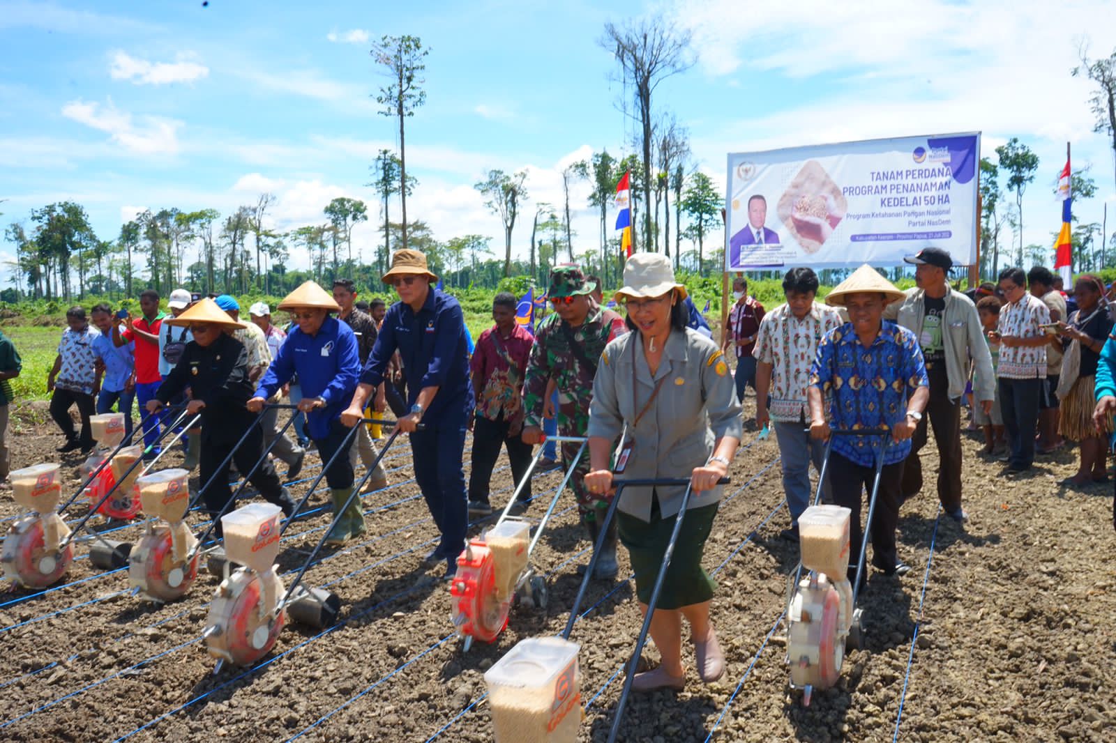 Penanaman perdana kedelai di Keerom, Papua.