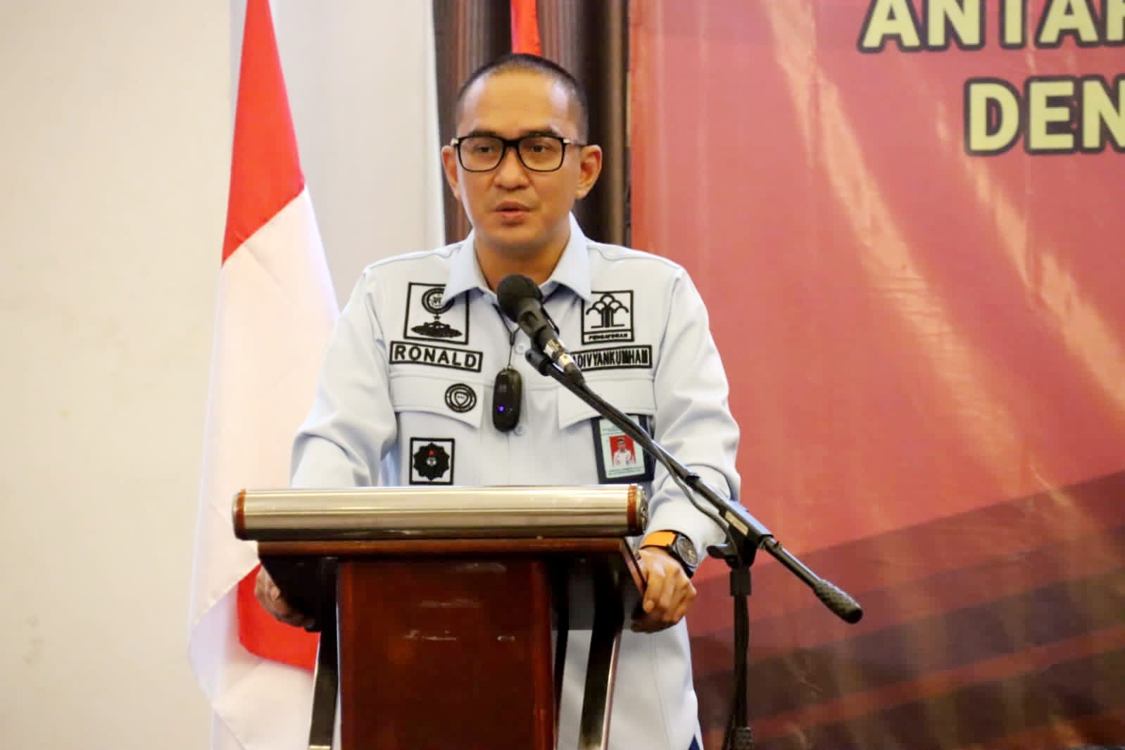  Kepala Divisi Pelayanan Hukum dan HAM, Ronald Lumbuun.